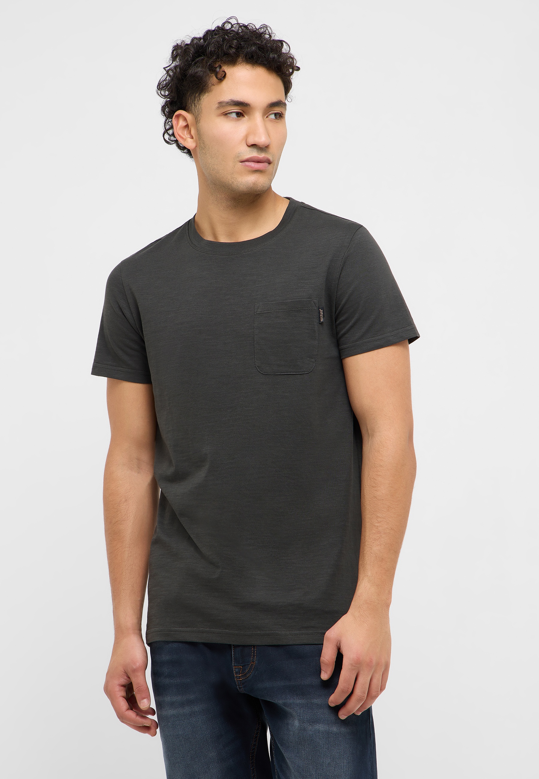 T-shirt, Person, Jeans, Ärmel, Gesicht