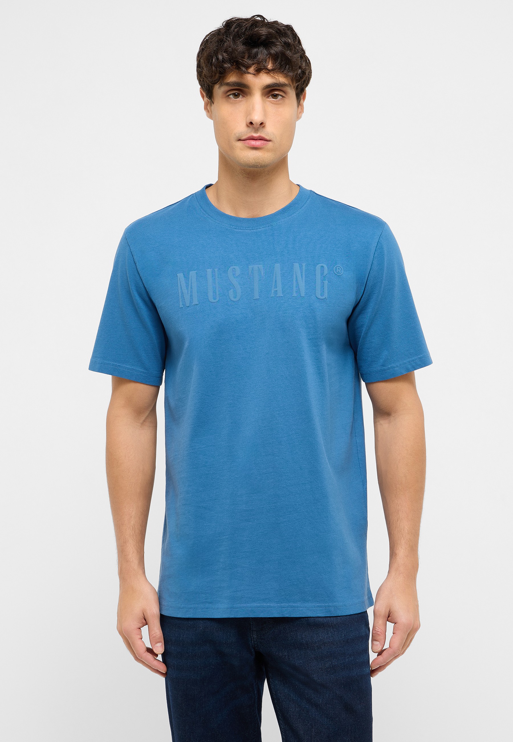 Bekleidung, T-shirt, Person, Jeans, Ärmel