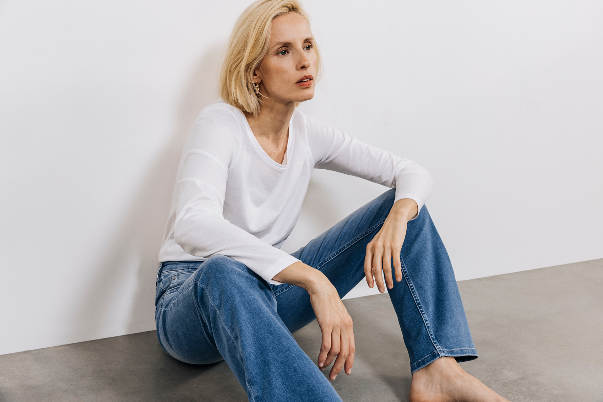 Person, Sitzend, Hosen, Erwachsener, Frau