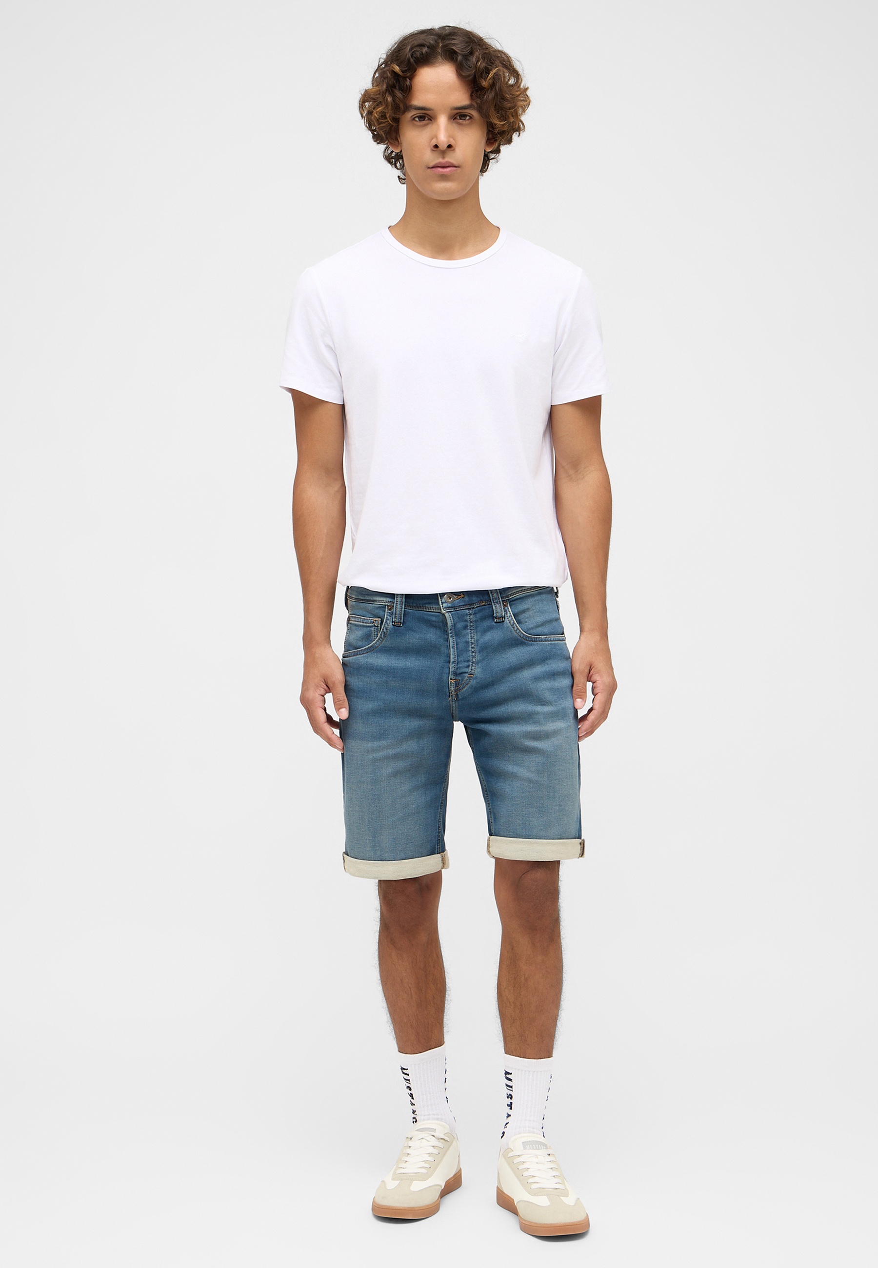 Bekleidung, Kurze Hosen, T-shirt, Person, Hosen