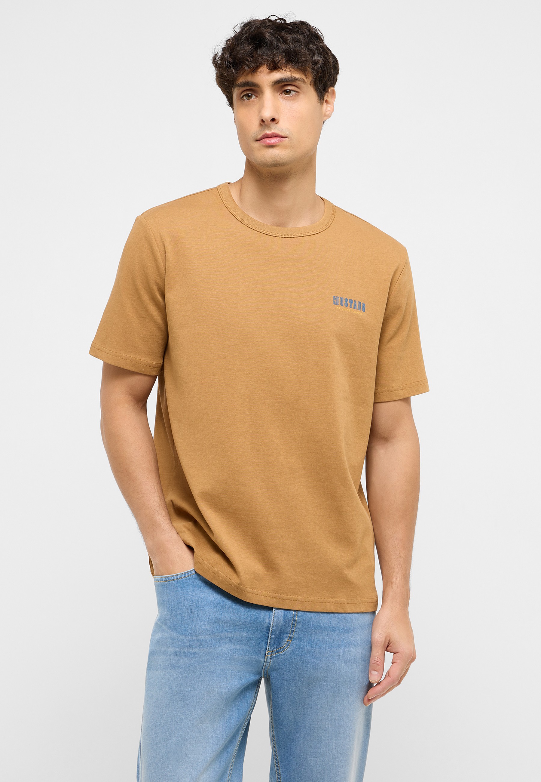 Bekleidung, T-shirt, Person, Jeans, Ärmel