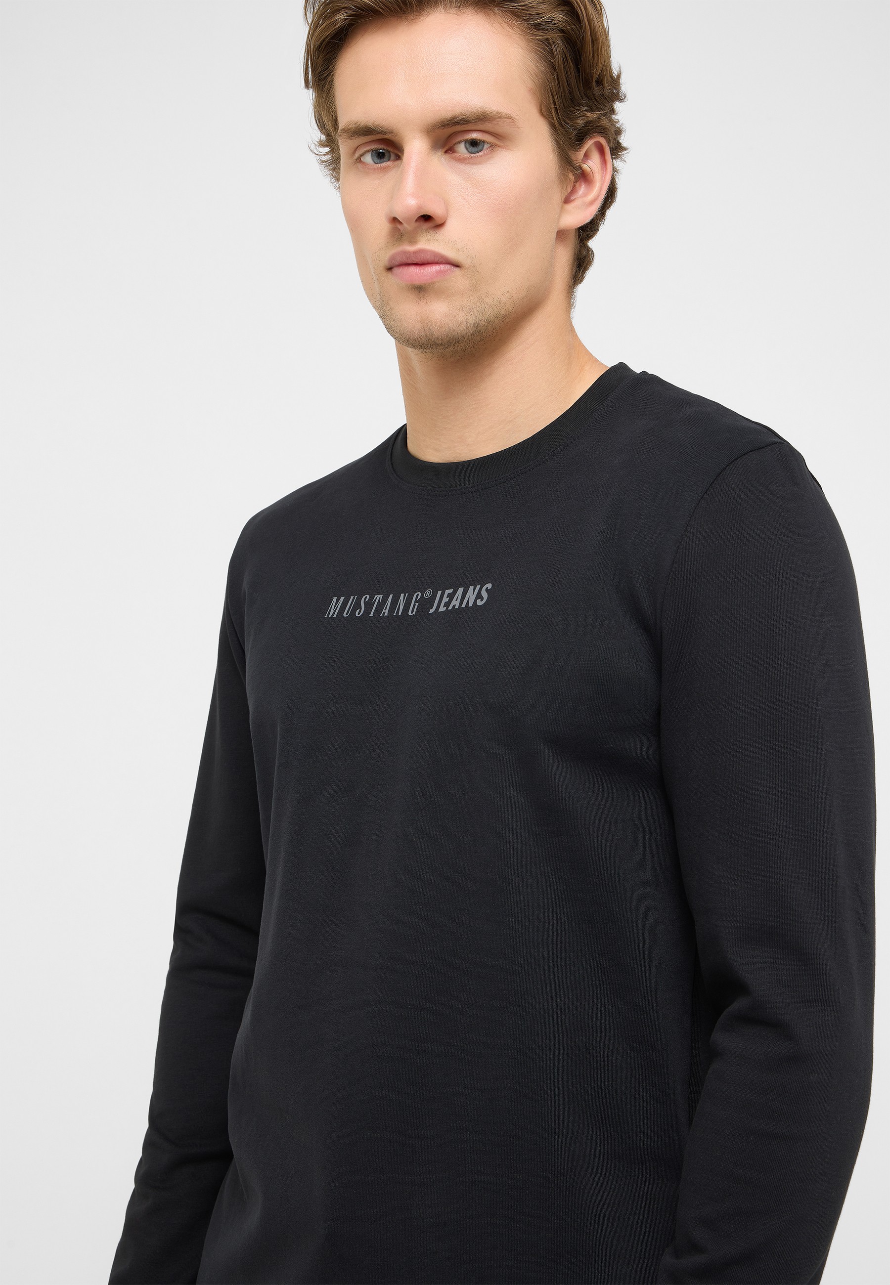 Herrenshirt, Langarmshirt, schwarzes T-Shirt, Logotext, Mustang Jeans