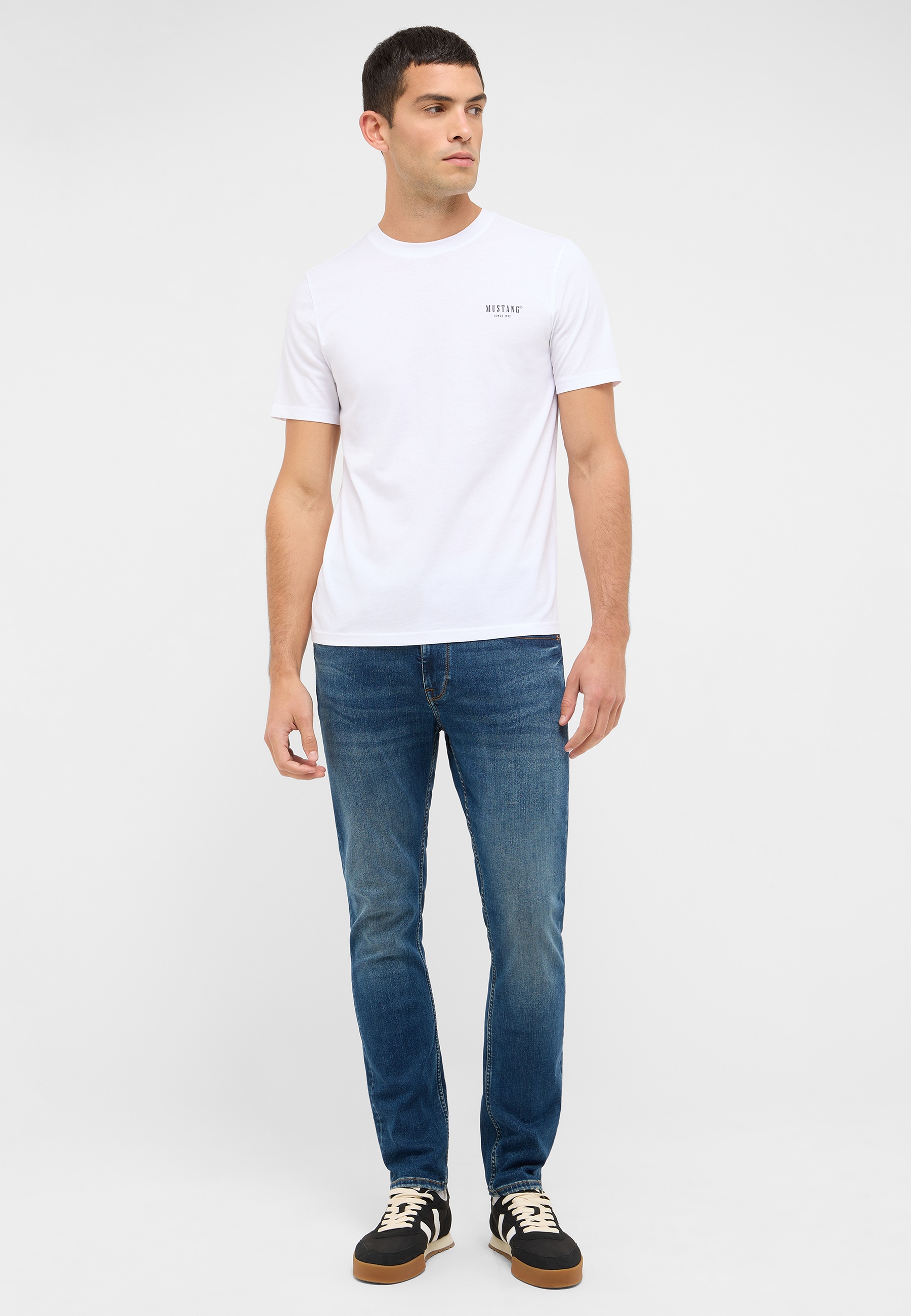 T-shirt, Hosen, Person, Stehend, Mann