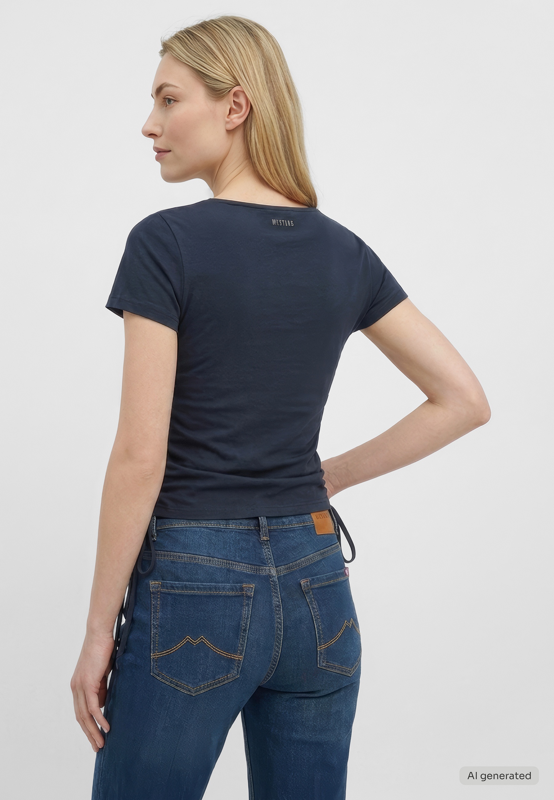 dunkelblaues T-Shirt, Kurzarm, Rundhals, dünnes Material, Rückenansicht Jeans