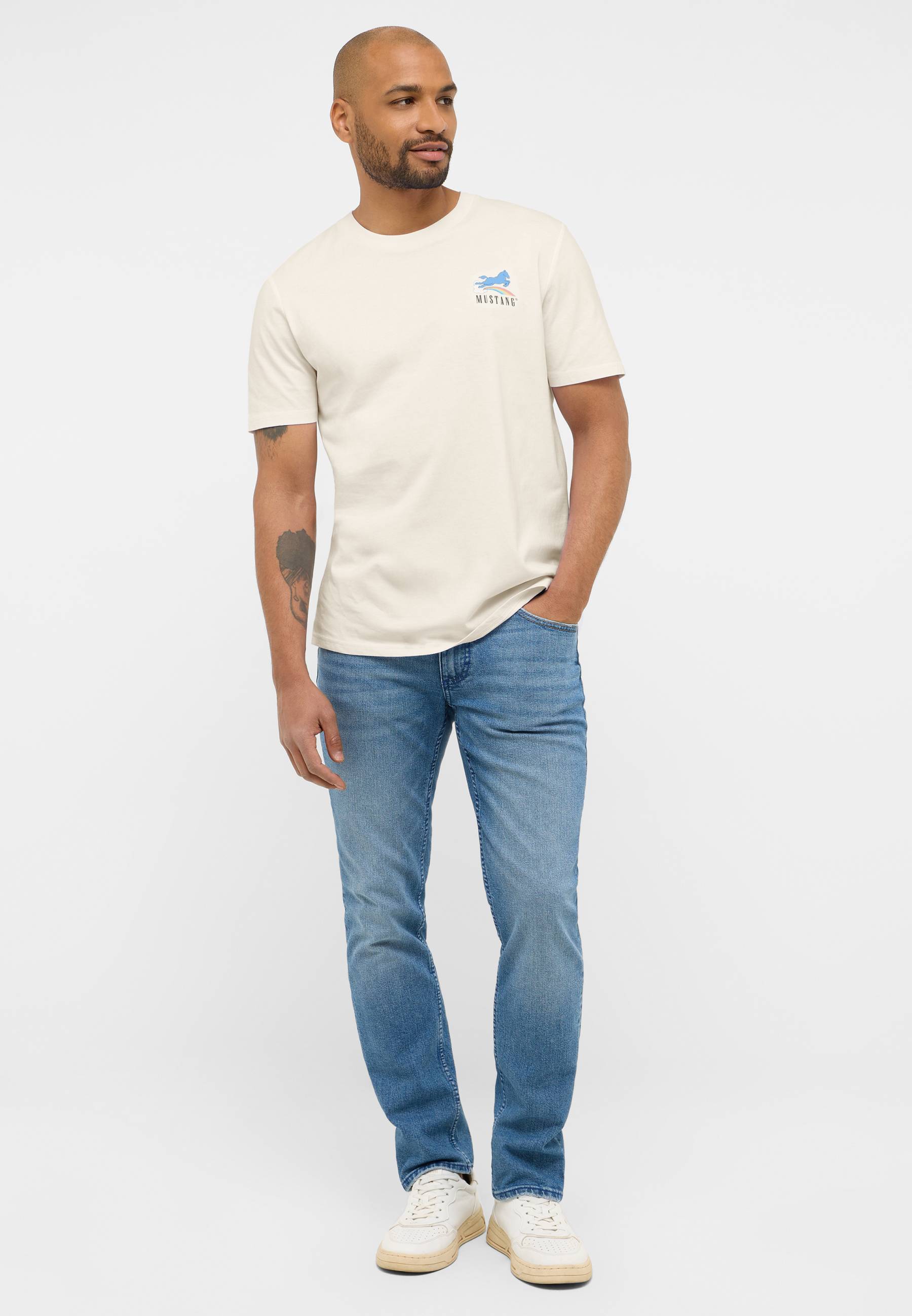 T-shirt, Hosen, Person, Stehend, Mann