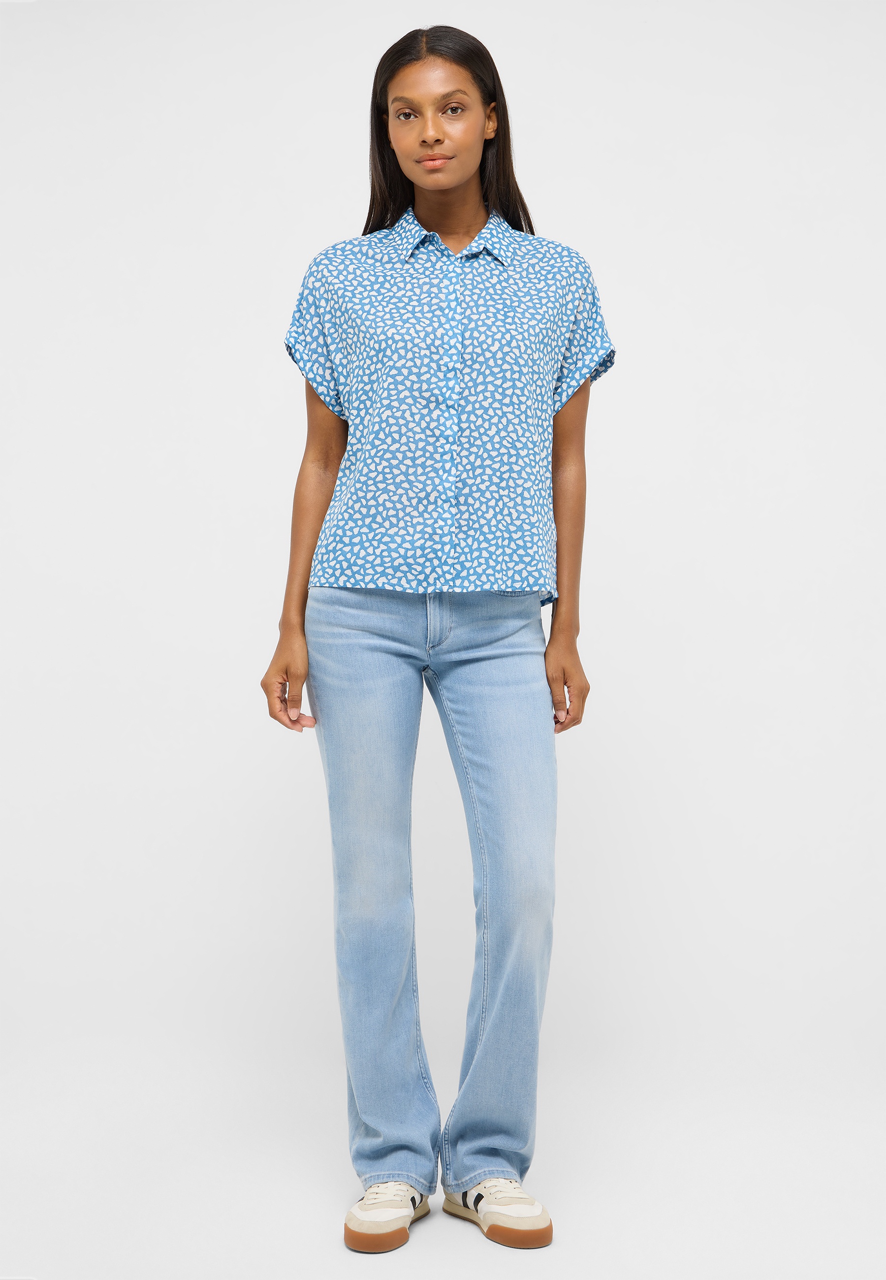 bluse, kurzeärmlig, leo-pattern, blauer farbton, jeans-outer?