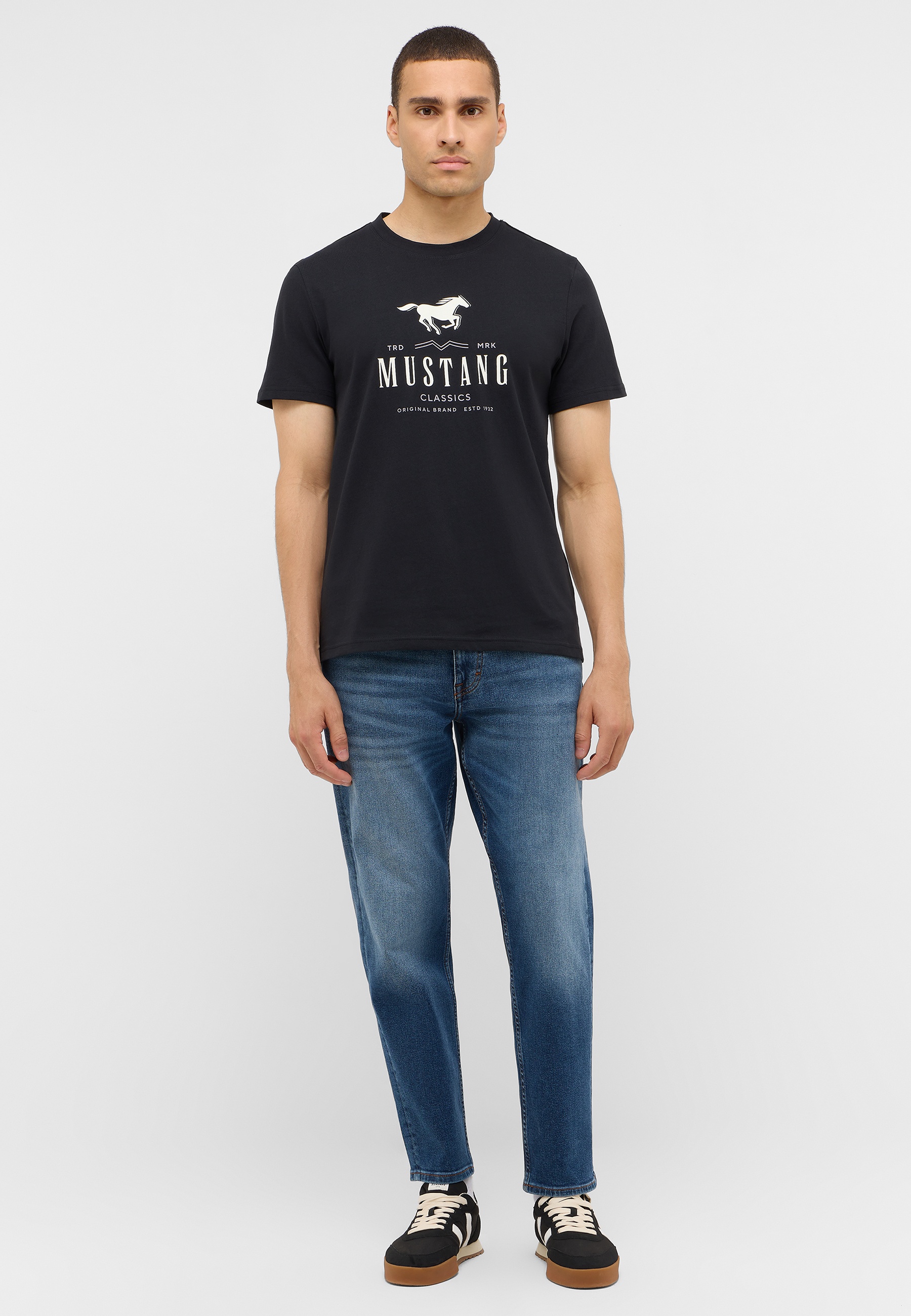Bekleidung, T-shirt, Hosen, Person, Jeans