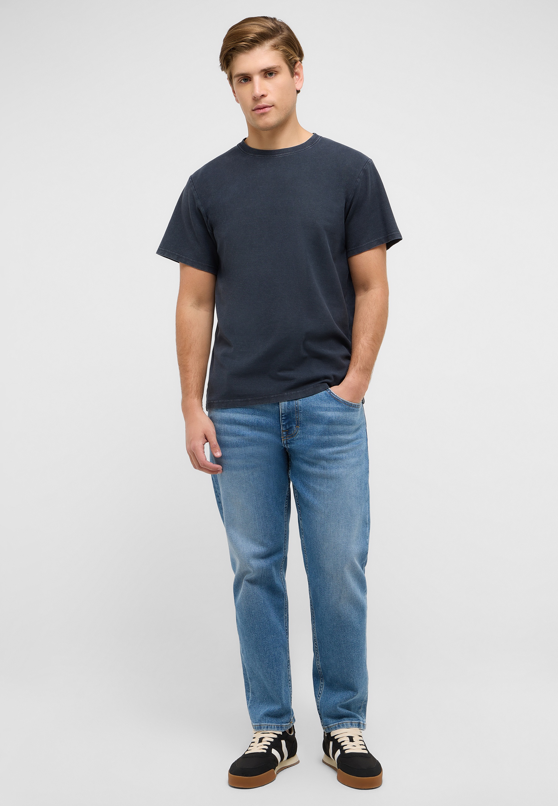 Hosen, T-shirt, Jeans, Person, Stehend