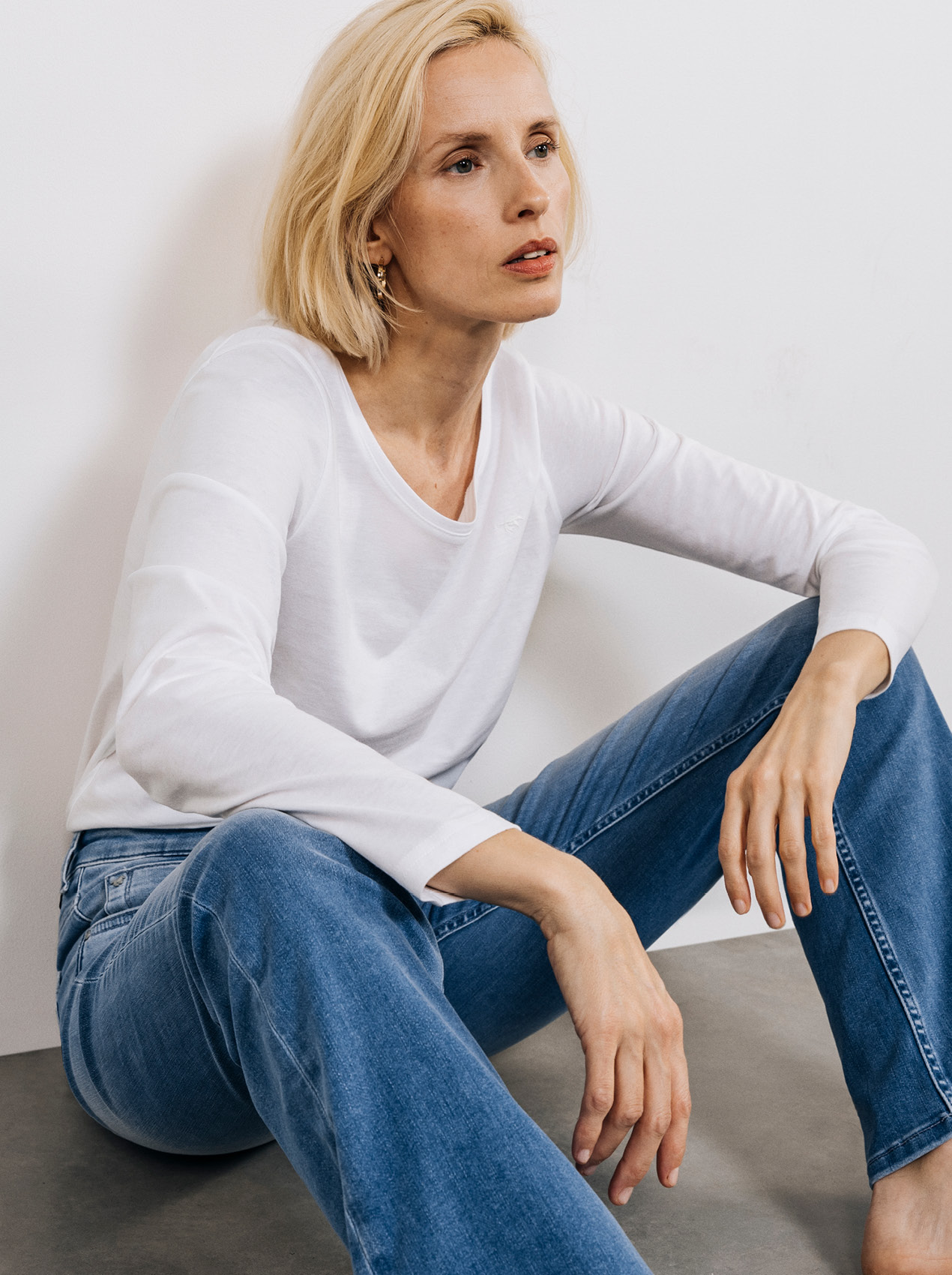 Person, Sitzend, Hosen, Erwachsener, Frau