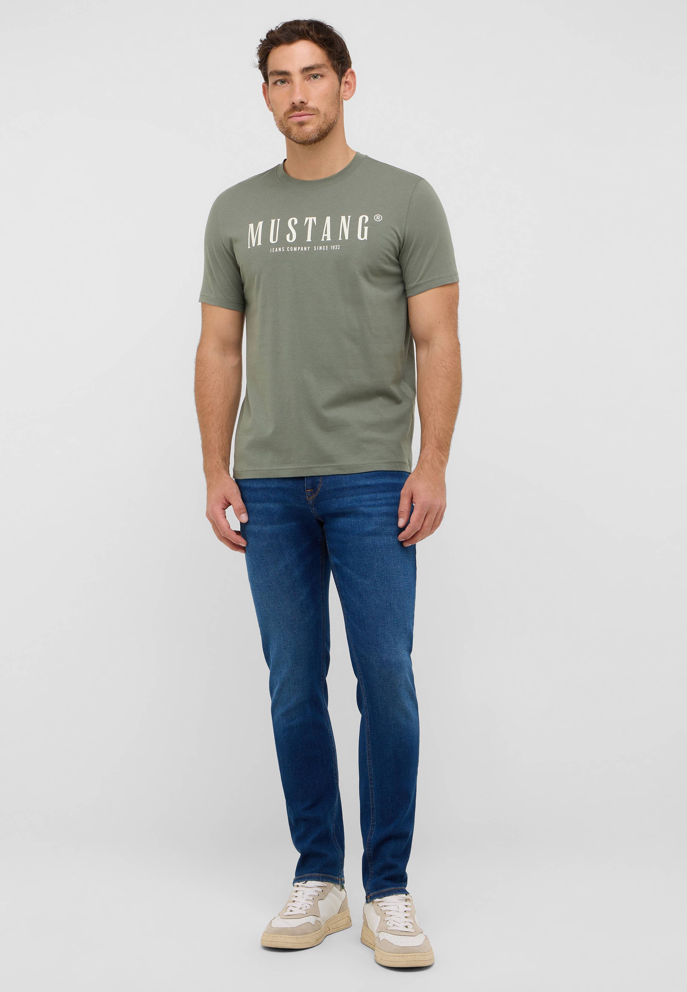 T-shirt, Hosen, Erwachsener, Mann, Person