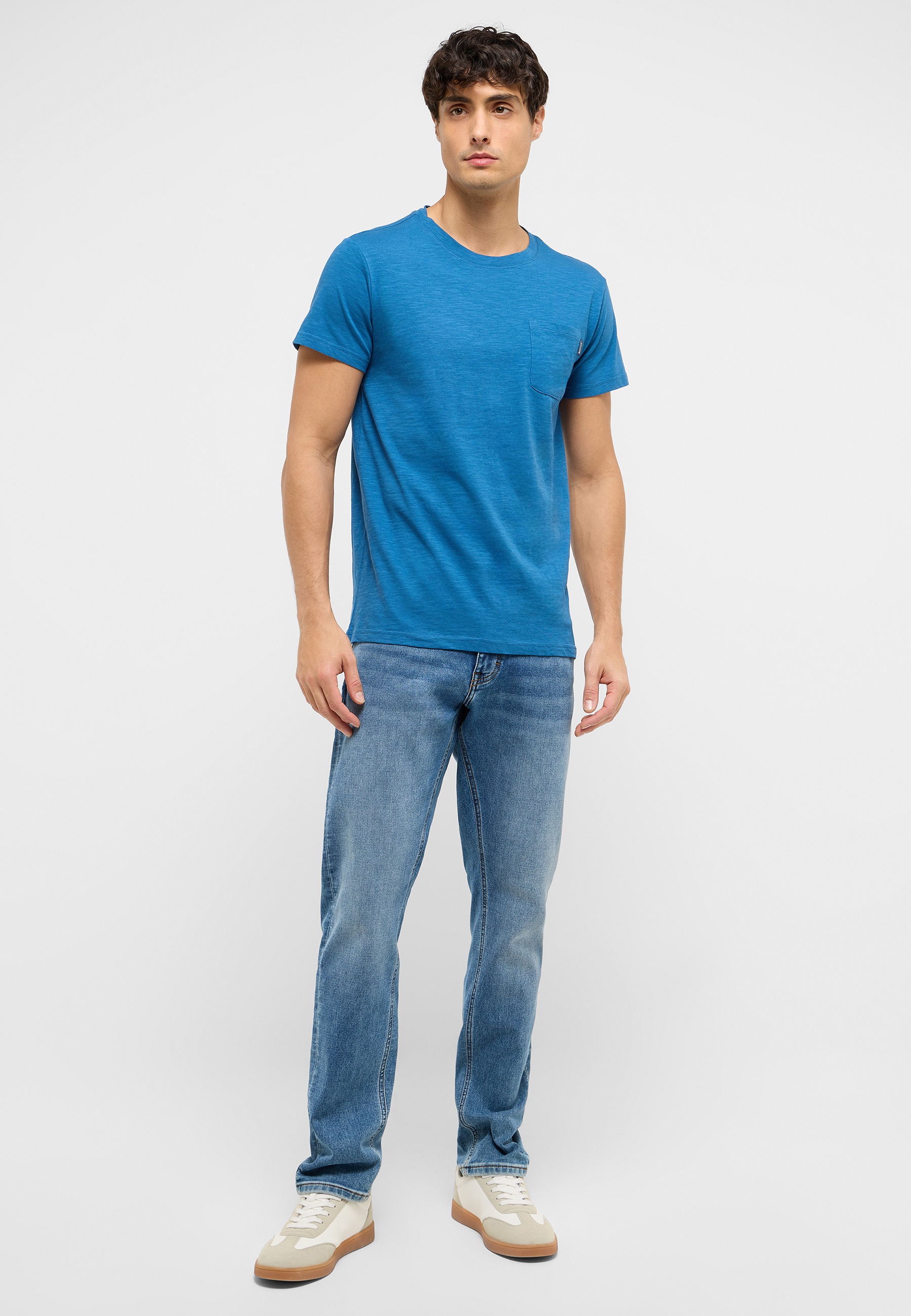 Hosen, T-shirt, Jeans, Person, Stehend