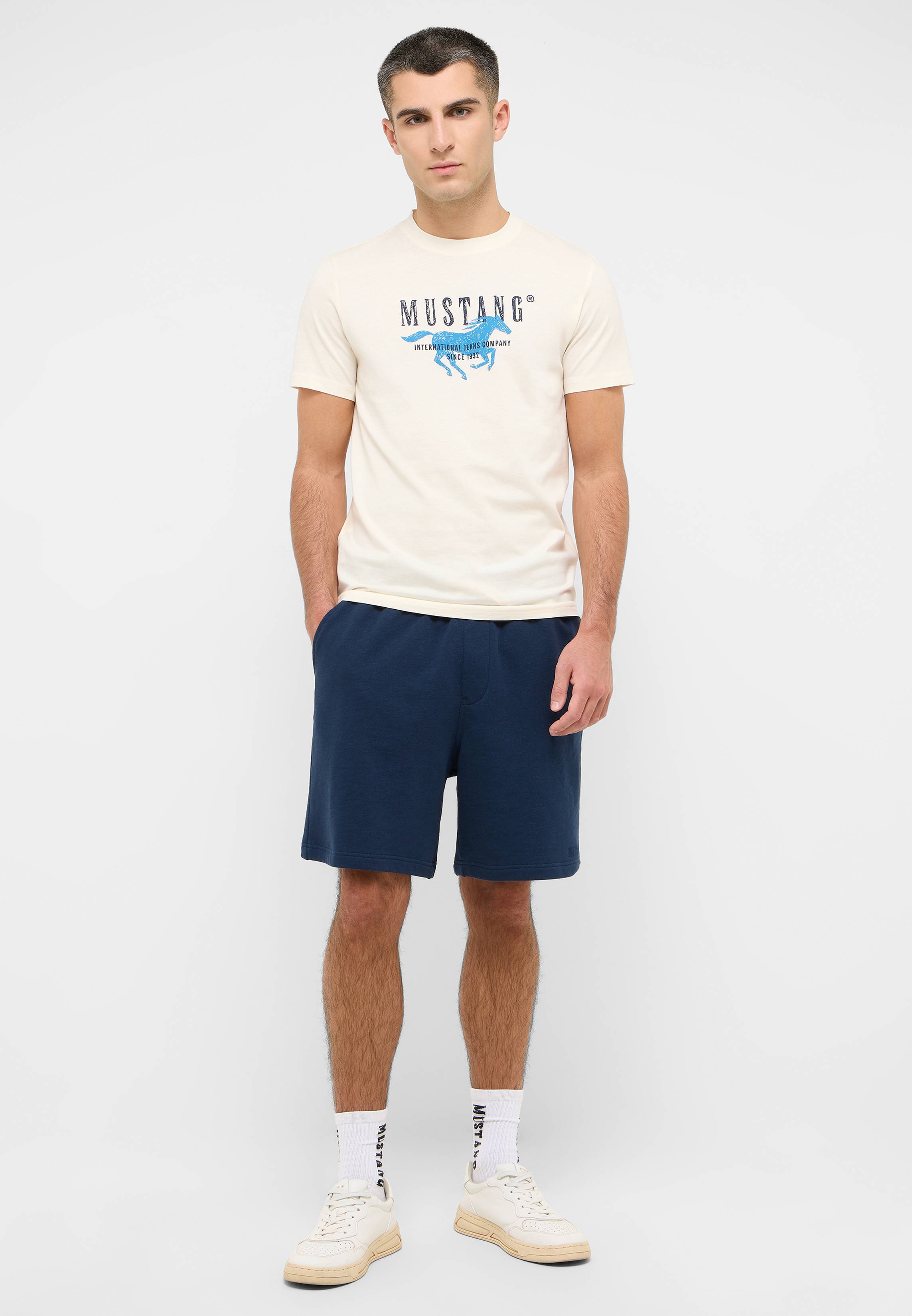 Bekleidung, Kurze Hosen, T-shirt, Person, Strandmode