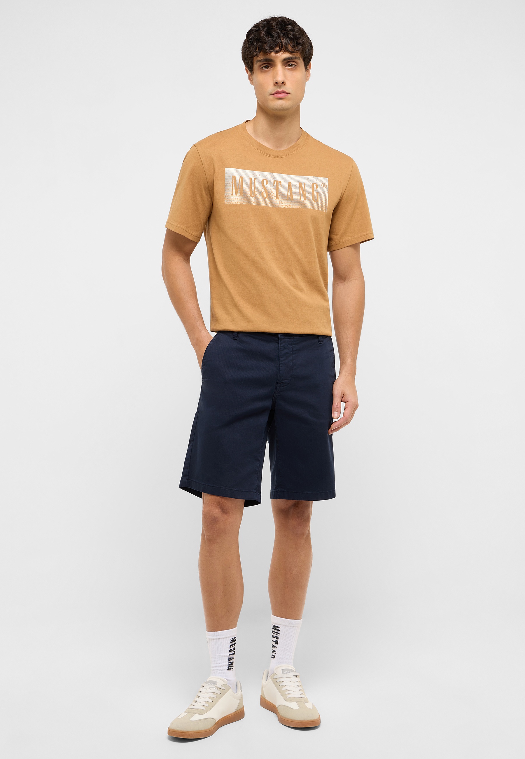 Bekleidung, Kurze Hosen, Person, T-shirt, Schuh