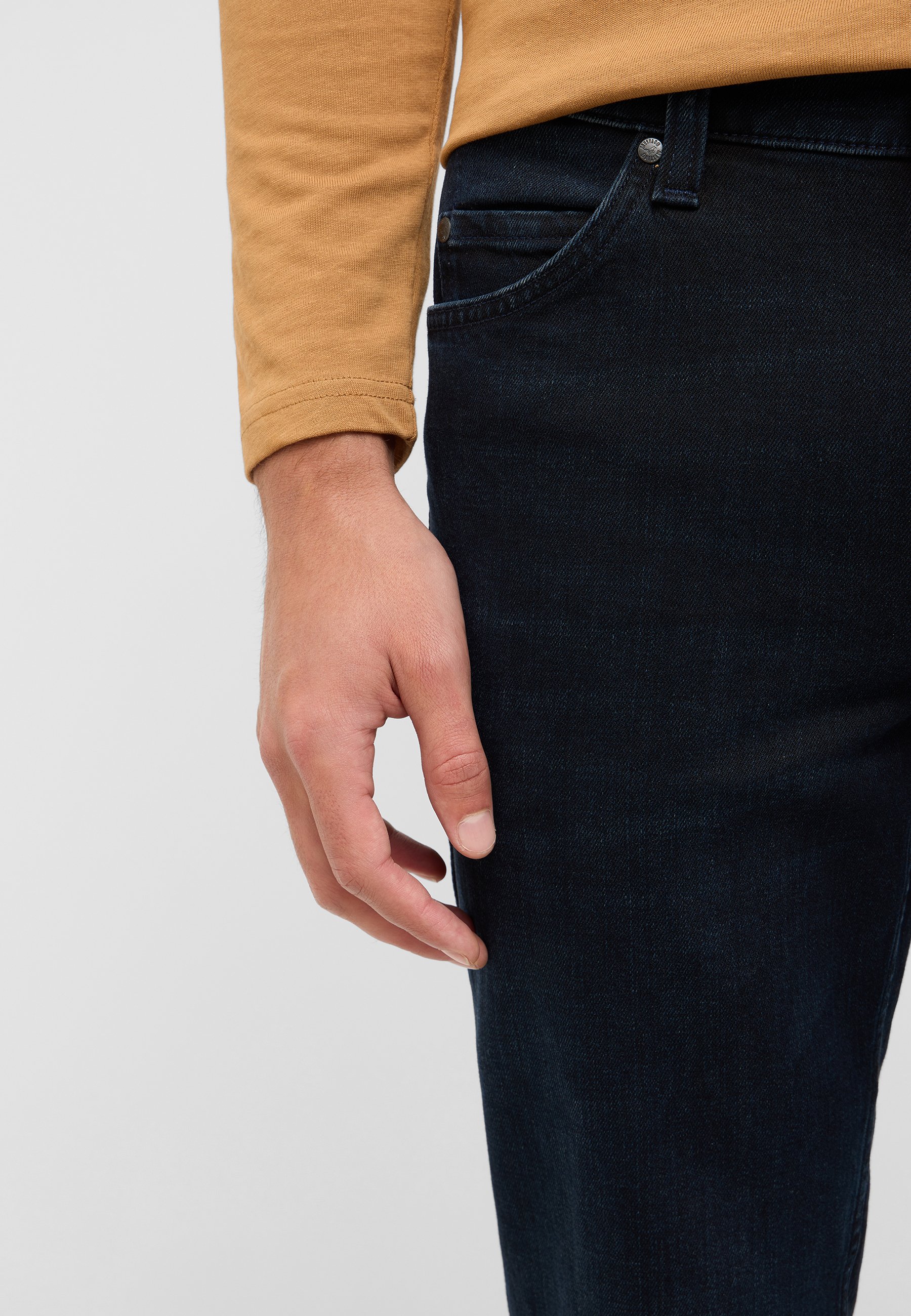 jeans, dunkle Waschung, Ddenim, Tasche, Hand sichtbar