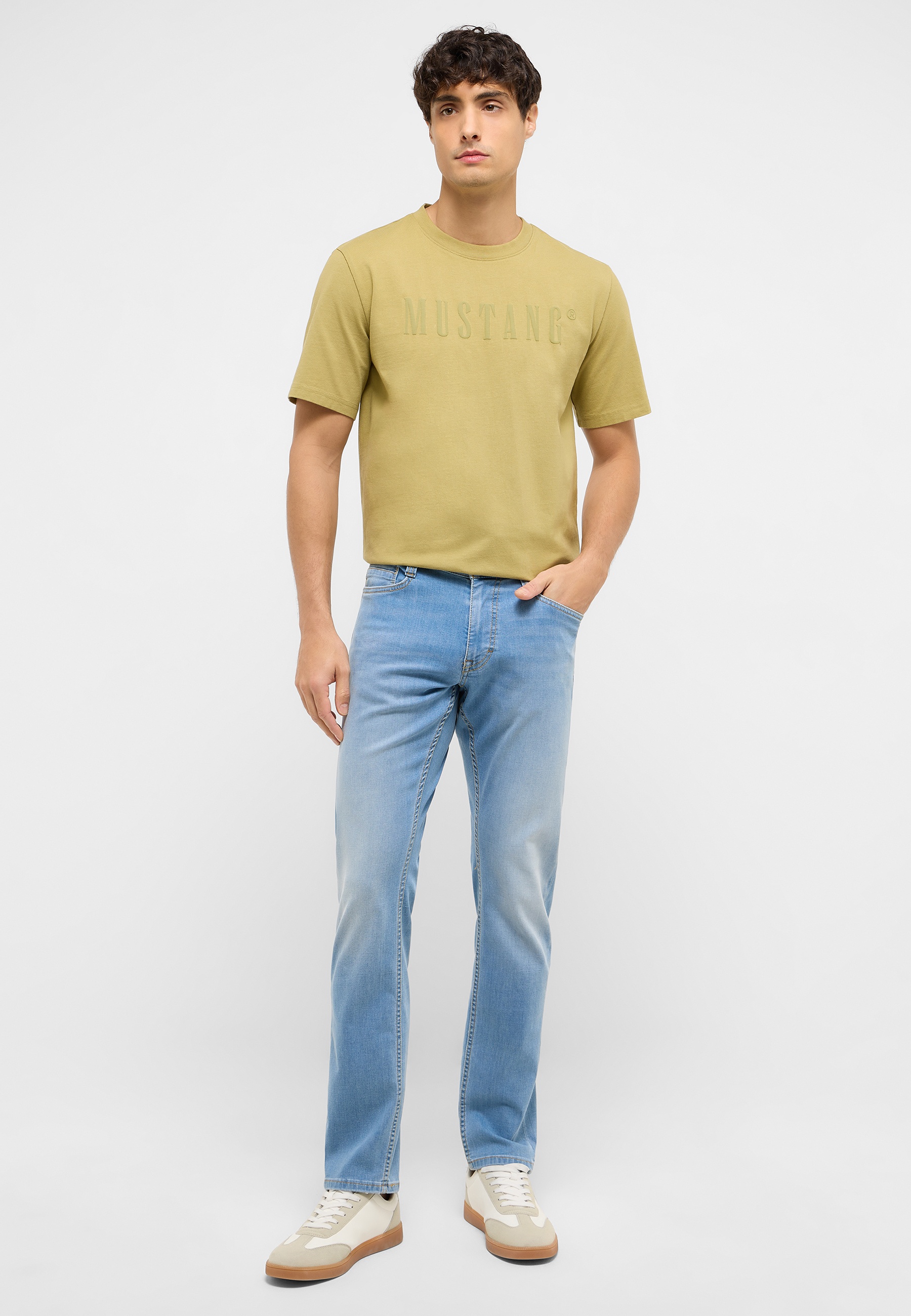 Hosen, T-shirt, Jeans, Person, Stehend