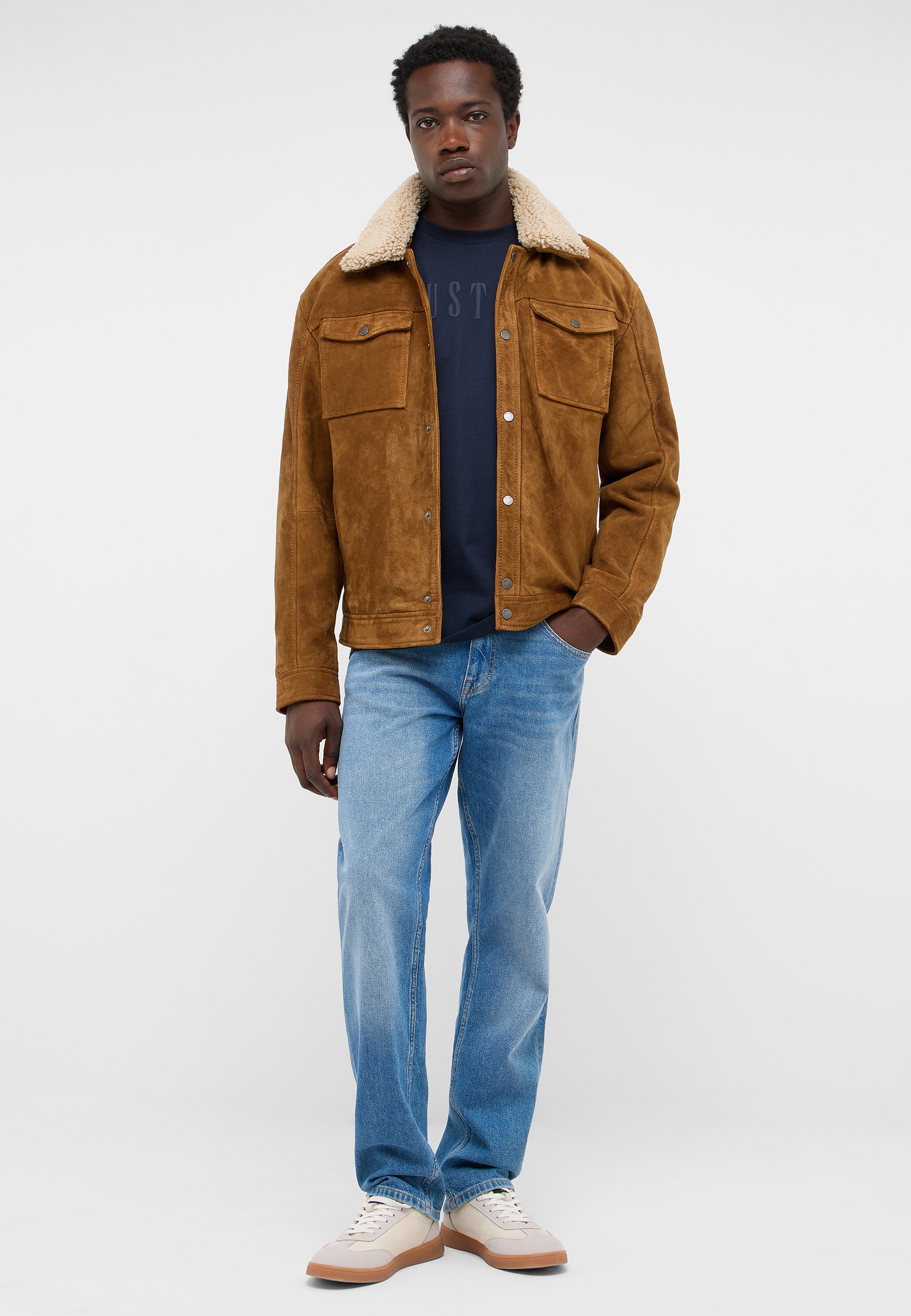 Lederjacke, Shearling-Kragen, braune Jacke, Jeans, Sneaker