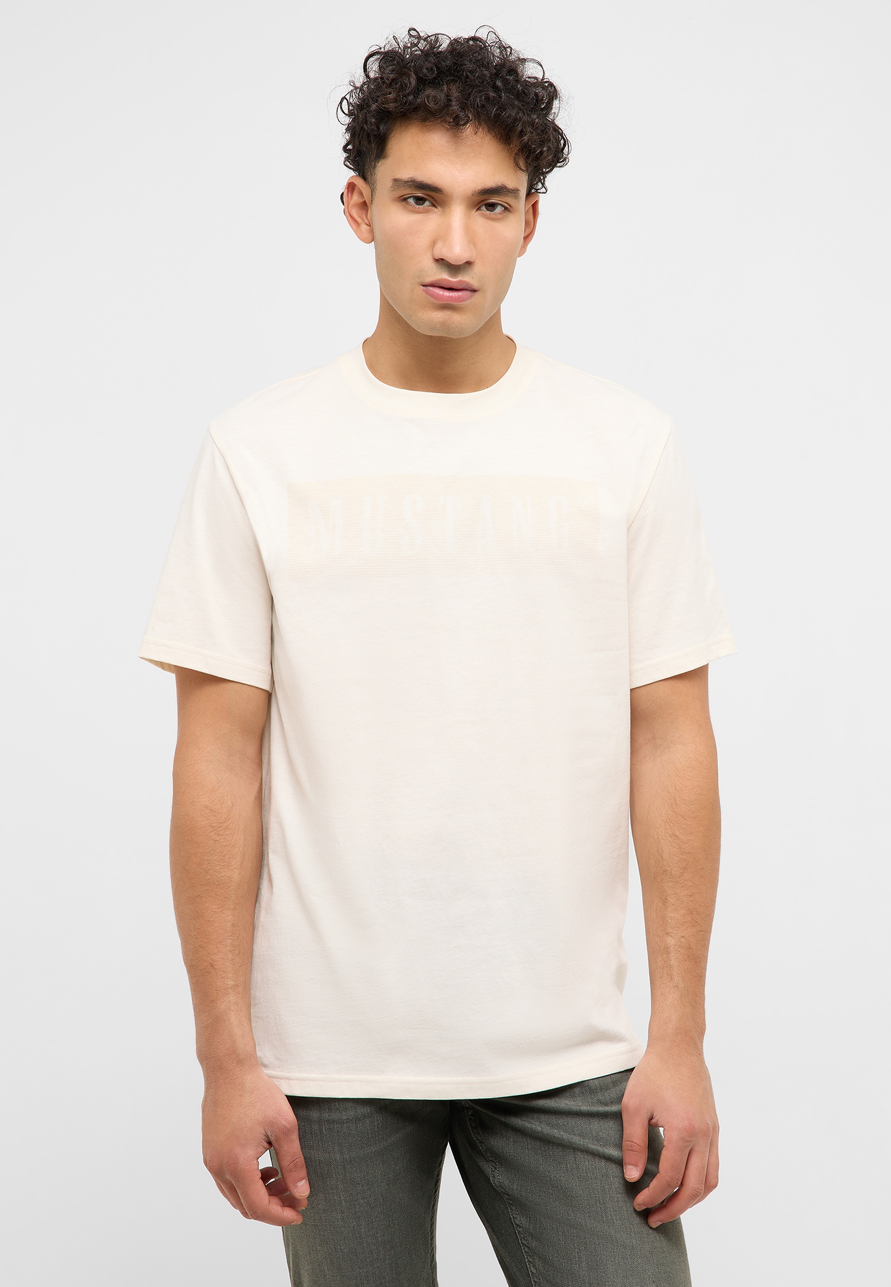 Bekleidung, T-shirt, Person, Jeans, Gesicht