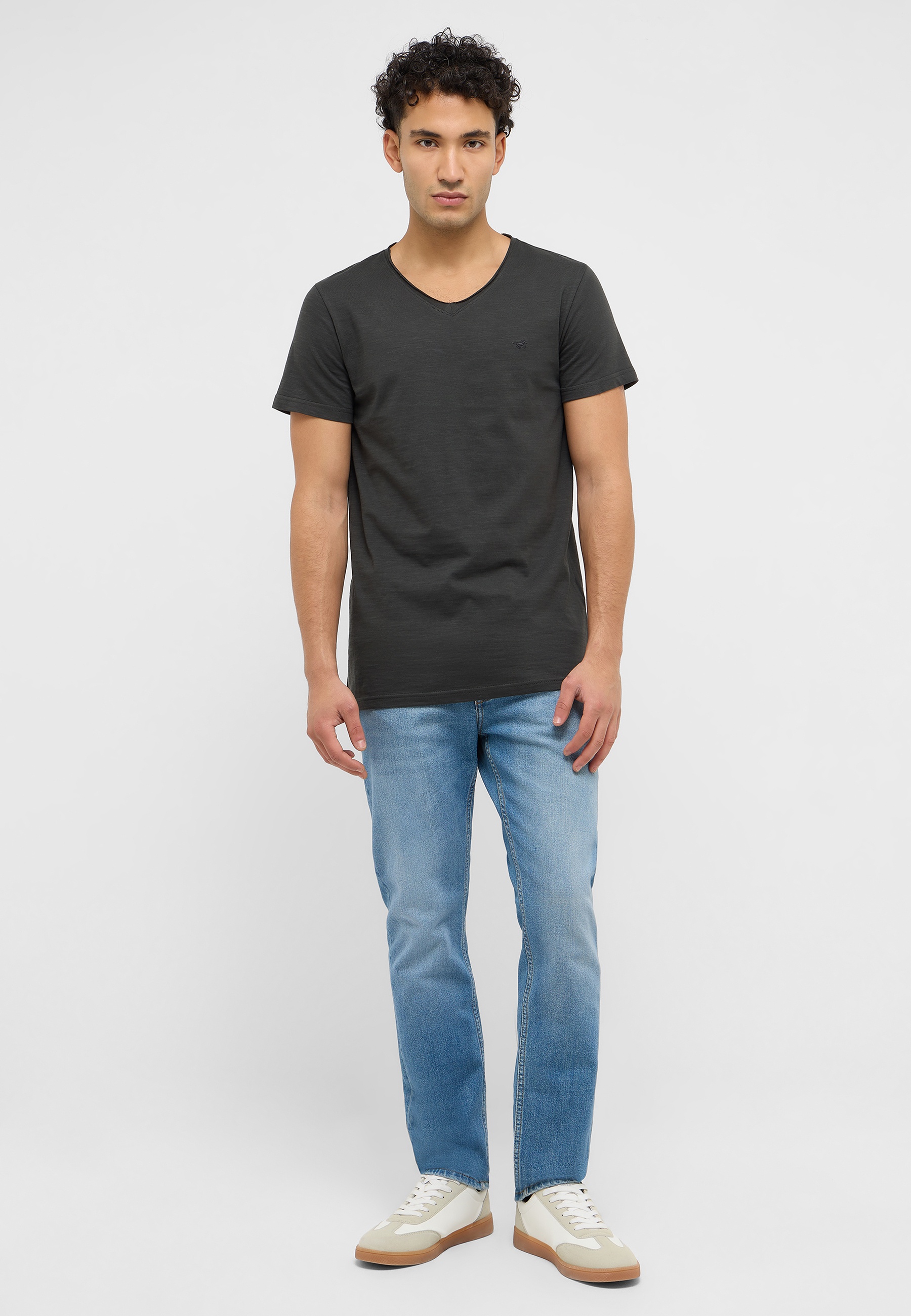 Hosen, T-shirt, Person, Jeans, Stehend