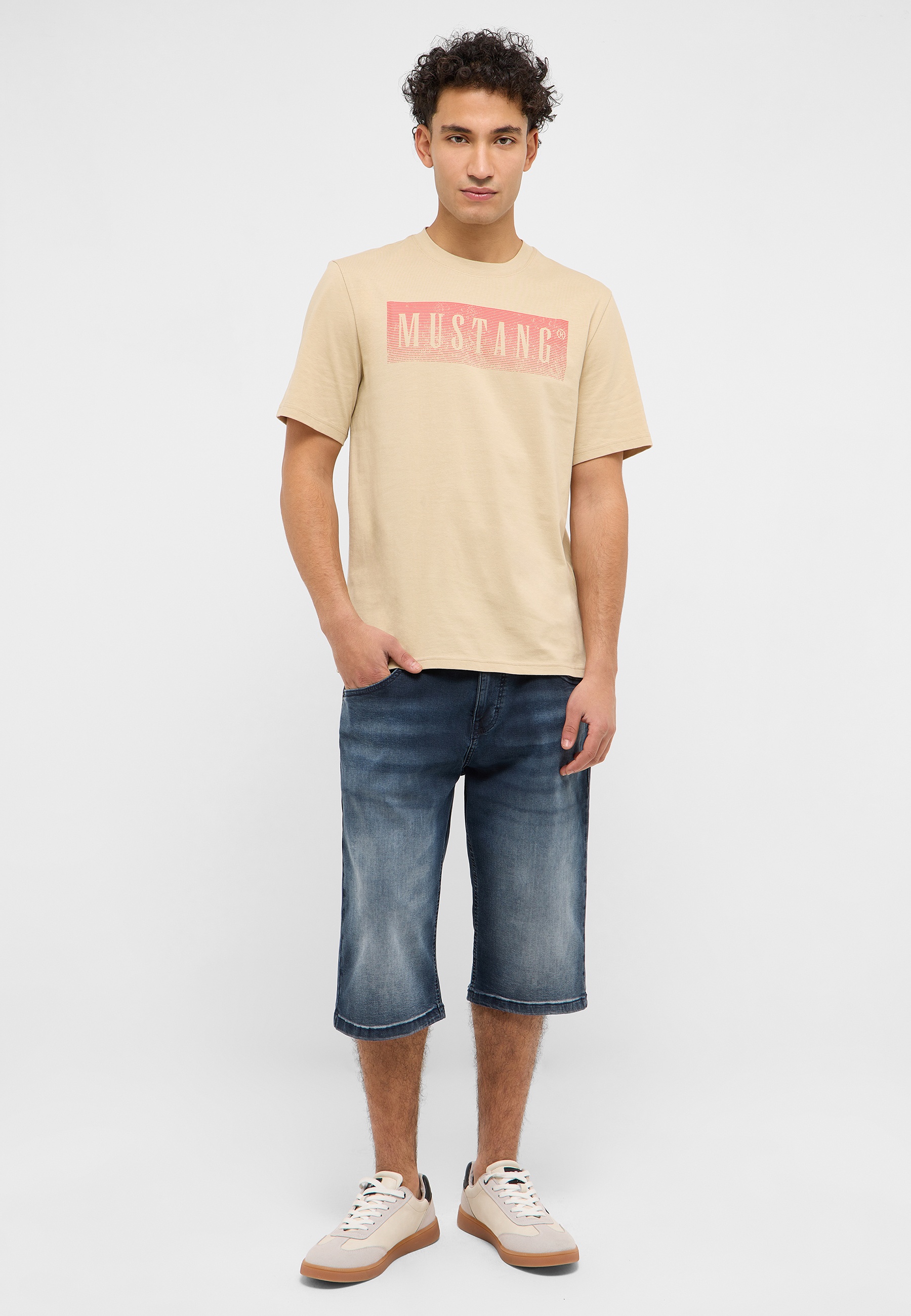 T-shirt, Hosen, Junge, Person, Jugendlich