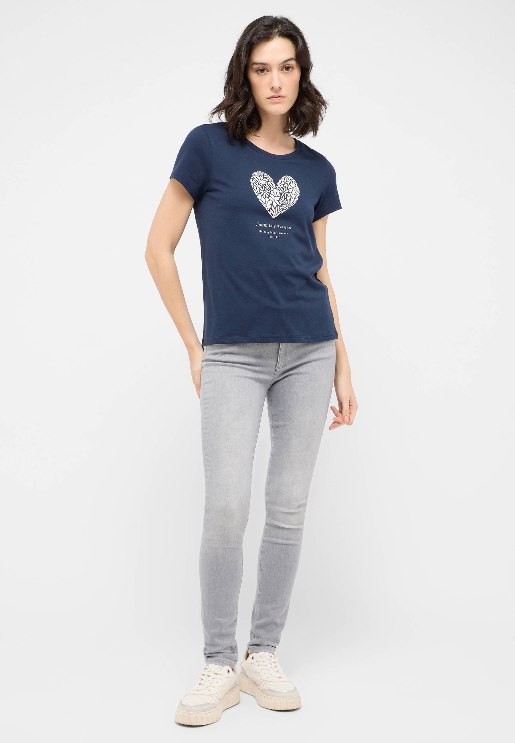 T-shirt, Hosen, Mädchen, Person, Jugendlich