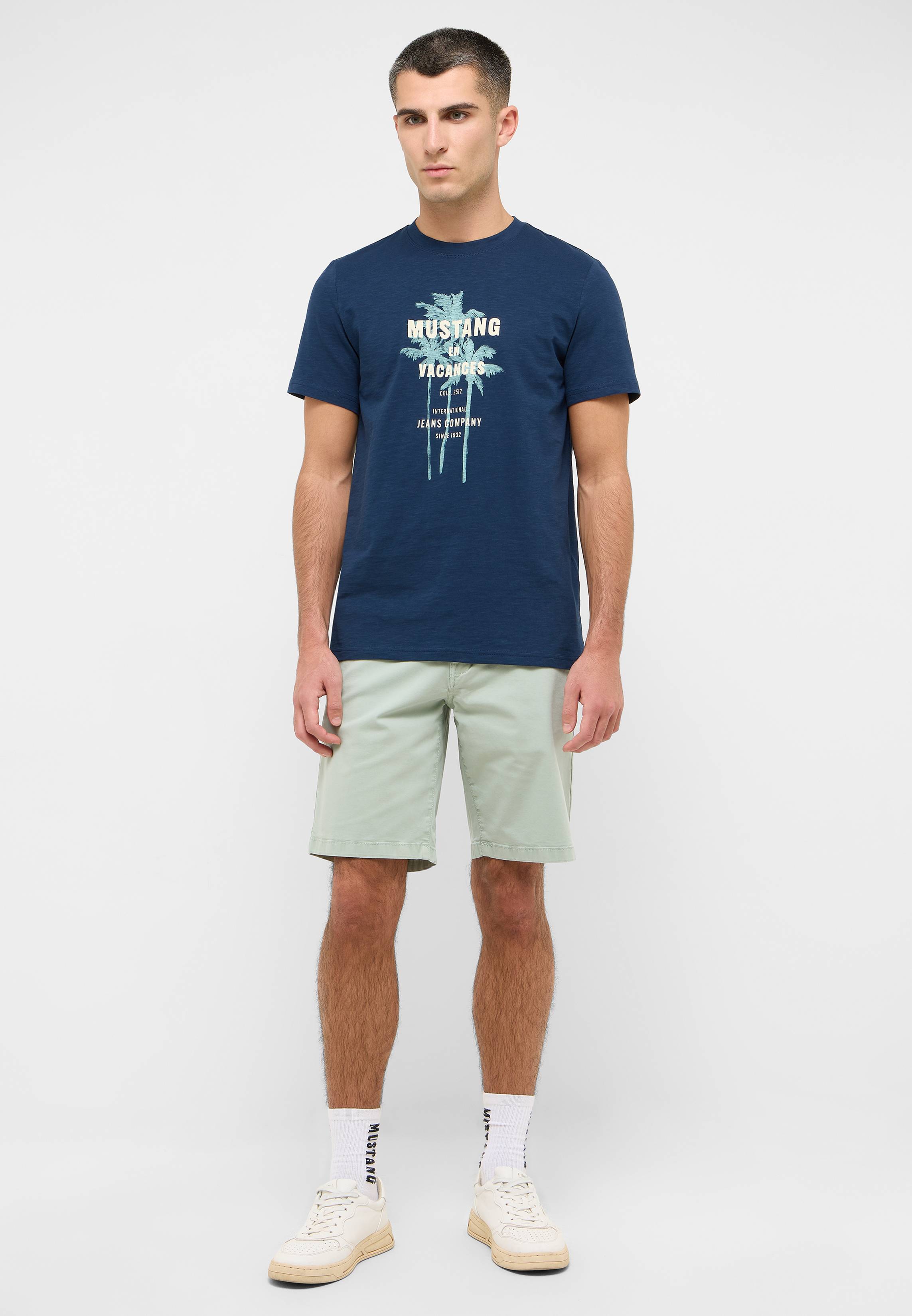 Bekleidung, T-shirt, Kurze Hosen, Person, Strandmode