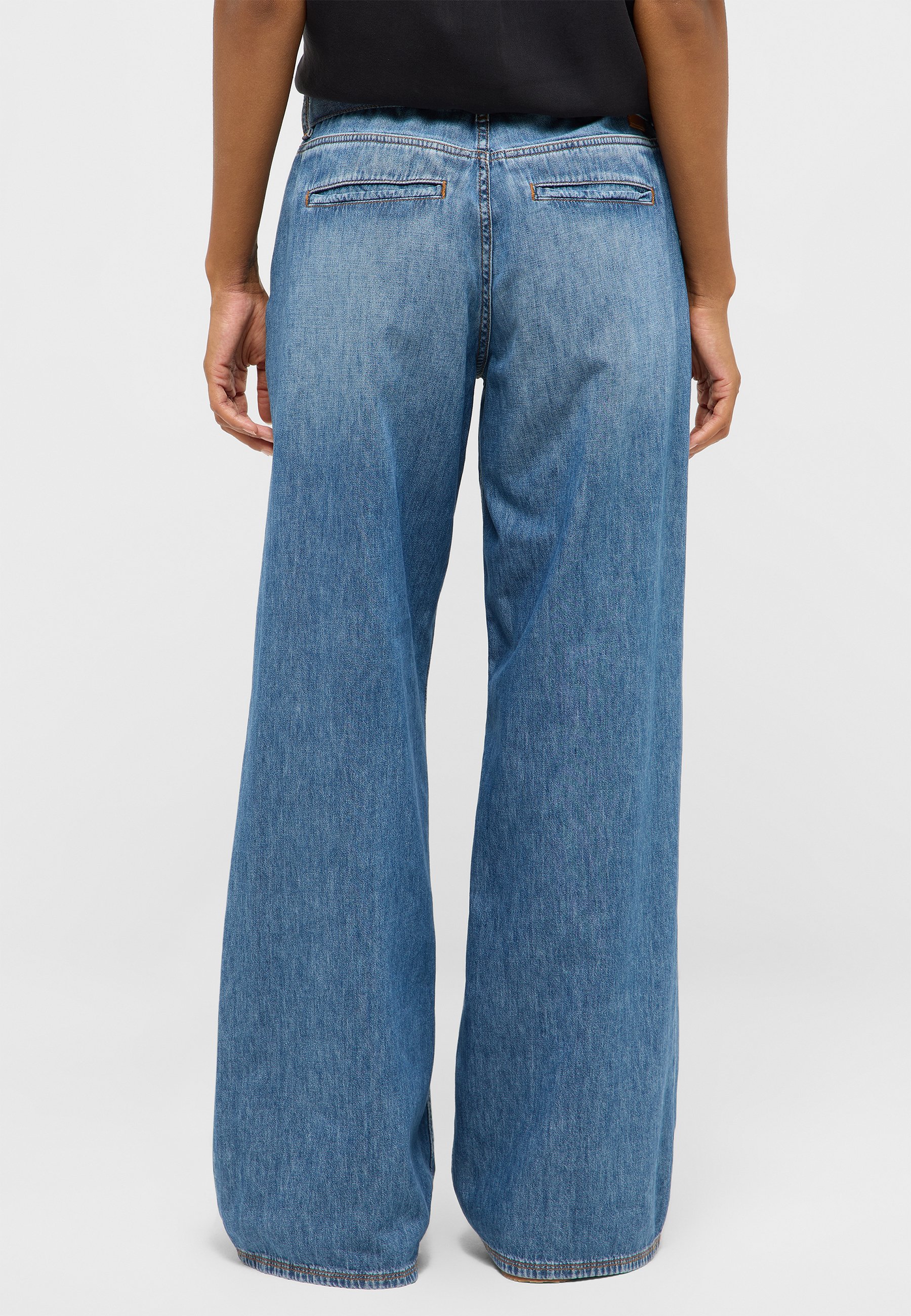 jeans, weite Hose, blauer Denim, Rückansicht, Gesäßtasche Detail