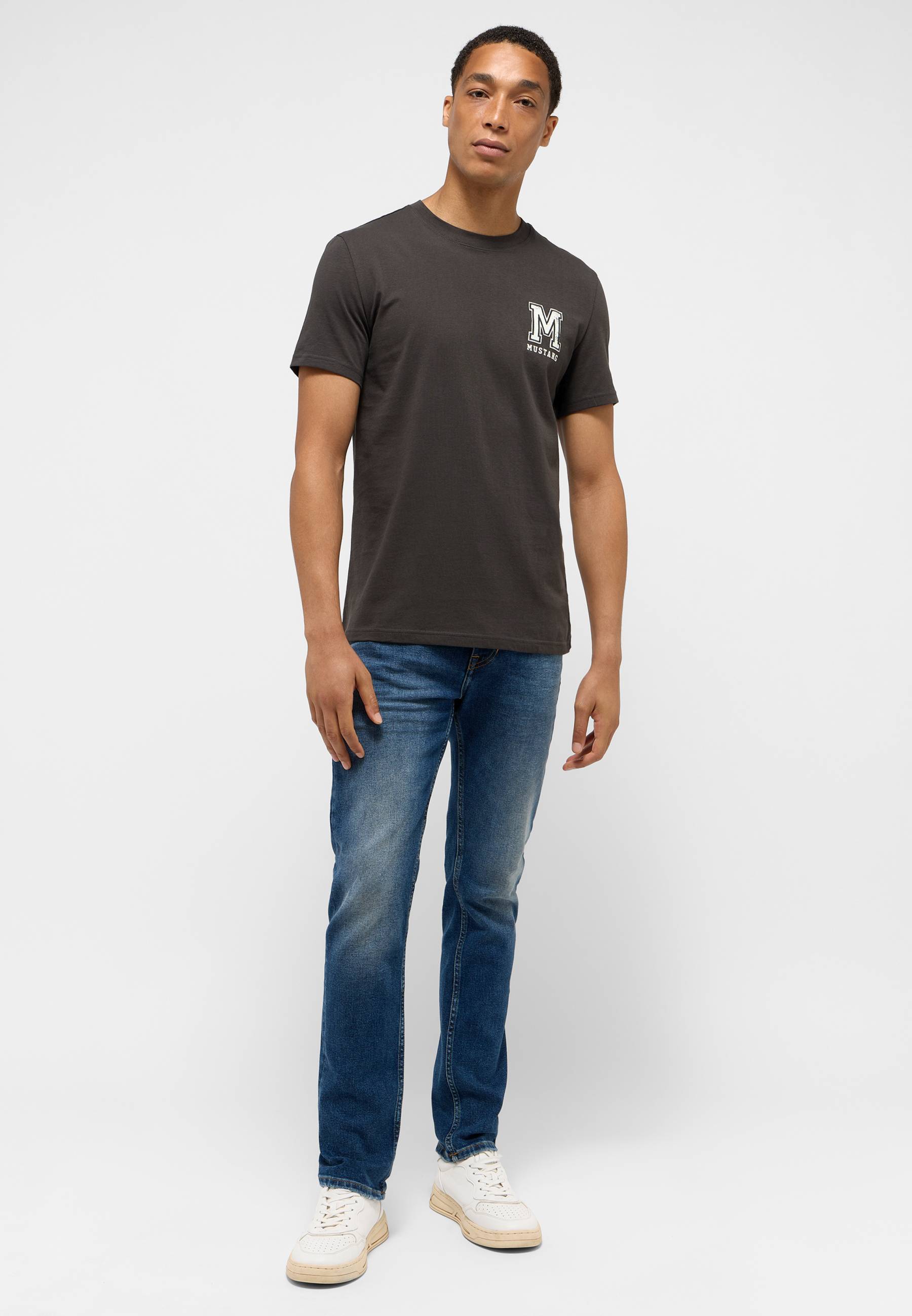 Bekleidung, T-shirt, Hosen, Person, Stehend
