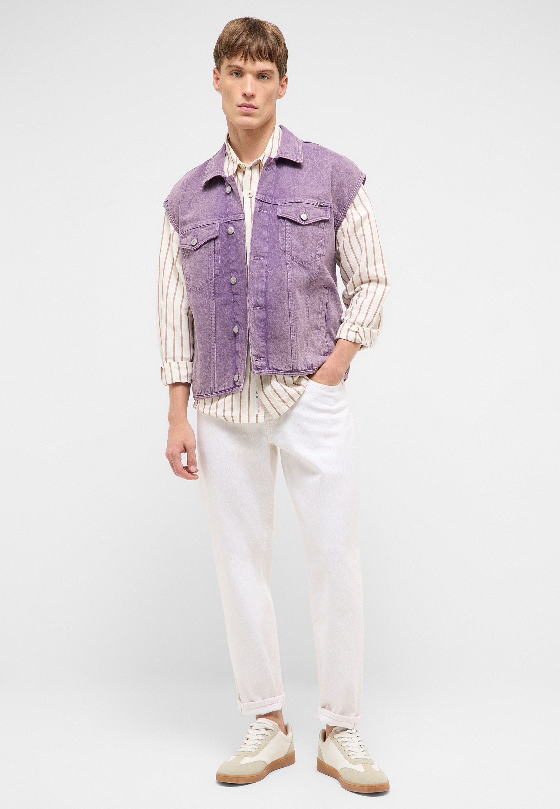 lila Jeansweste, lila Denim, Weste, Hemdärmeln?, Sneaker