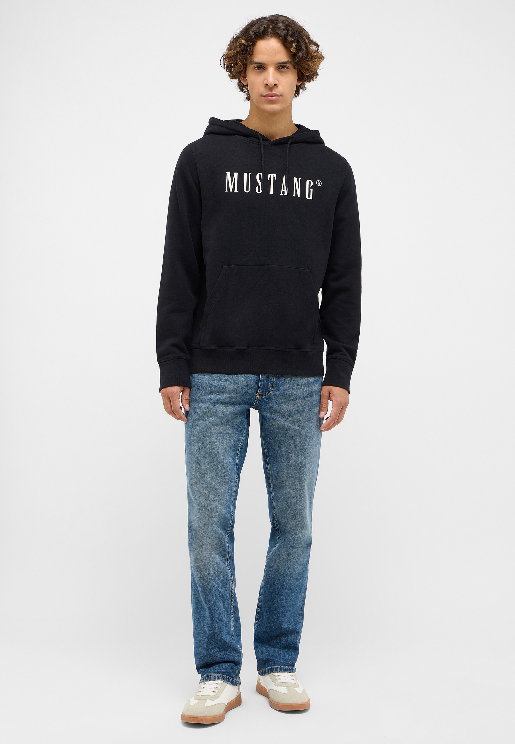 Strickwaren, Pullover, Sweatshirt, Hosen, Kapuzenpulli