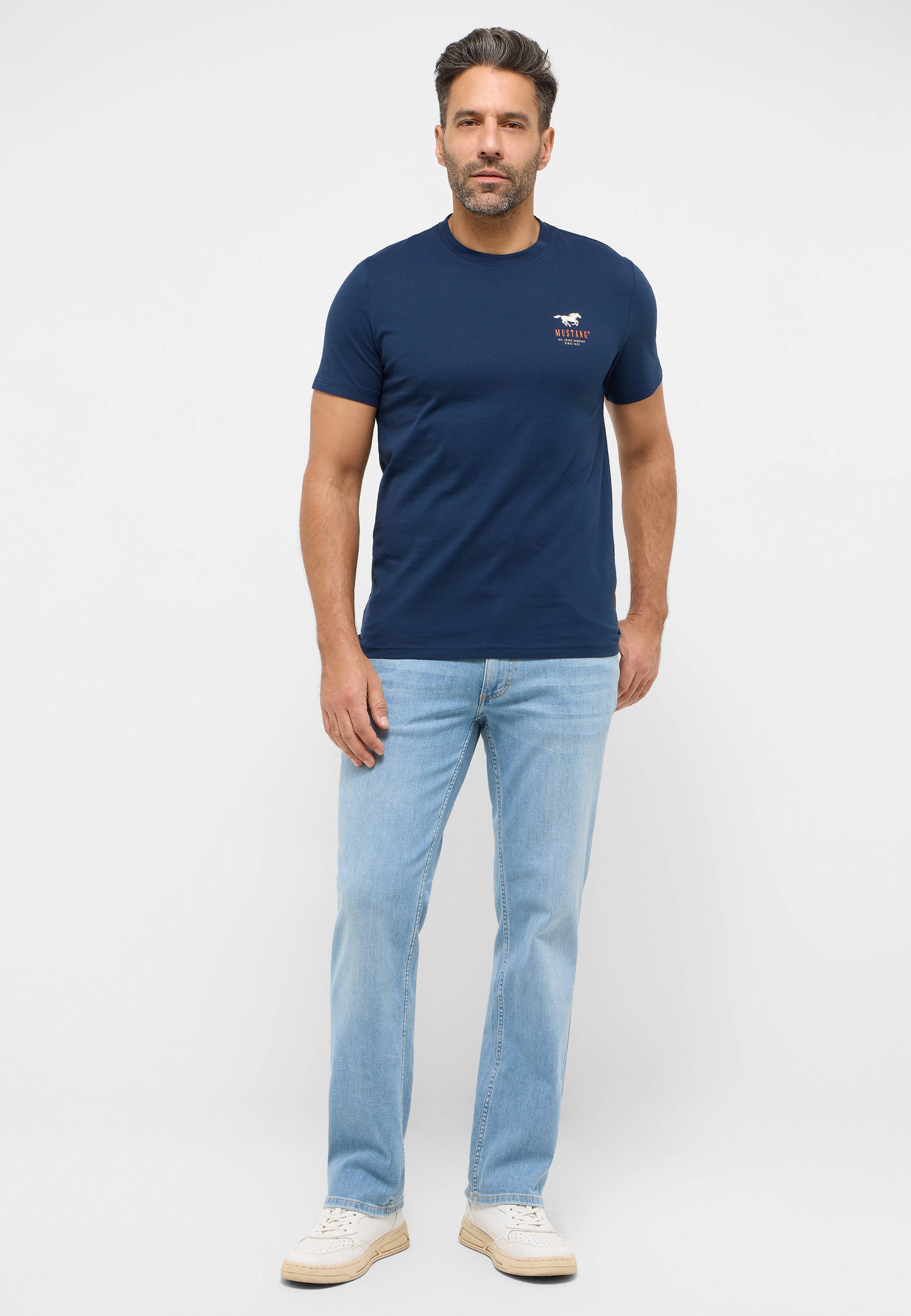 T-shirt, Hosen, Person, Stehend, Mann