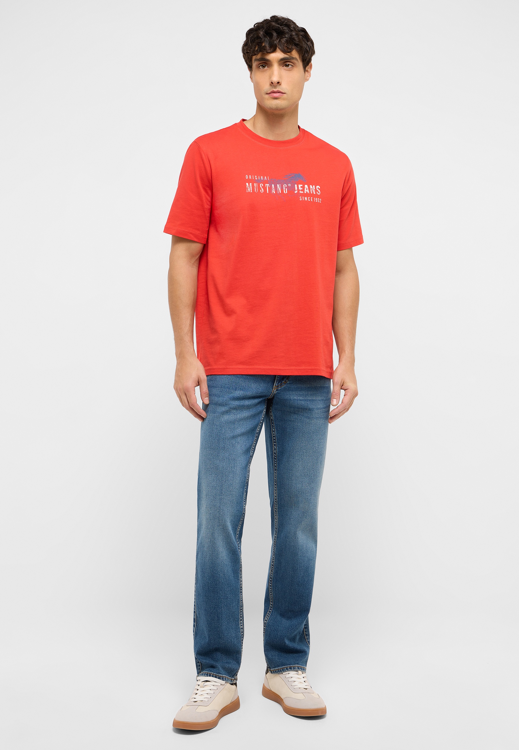 T-shirt, Hosen, Jeans, Person, Stehend