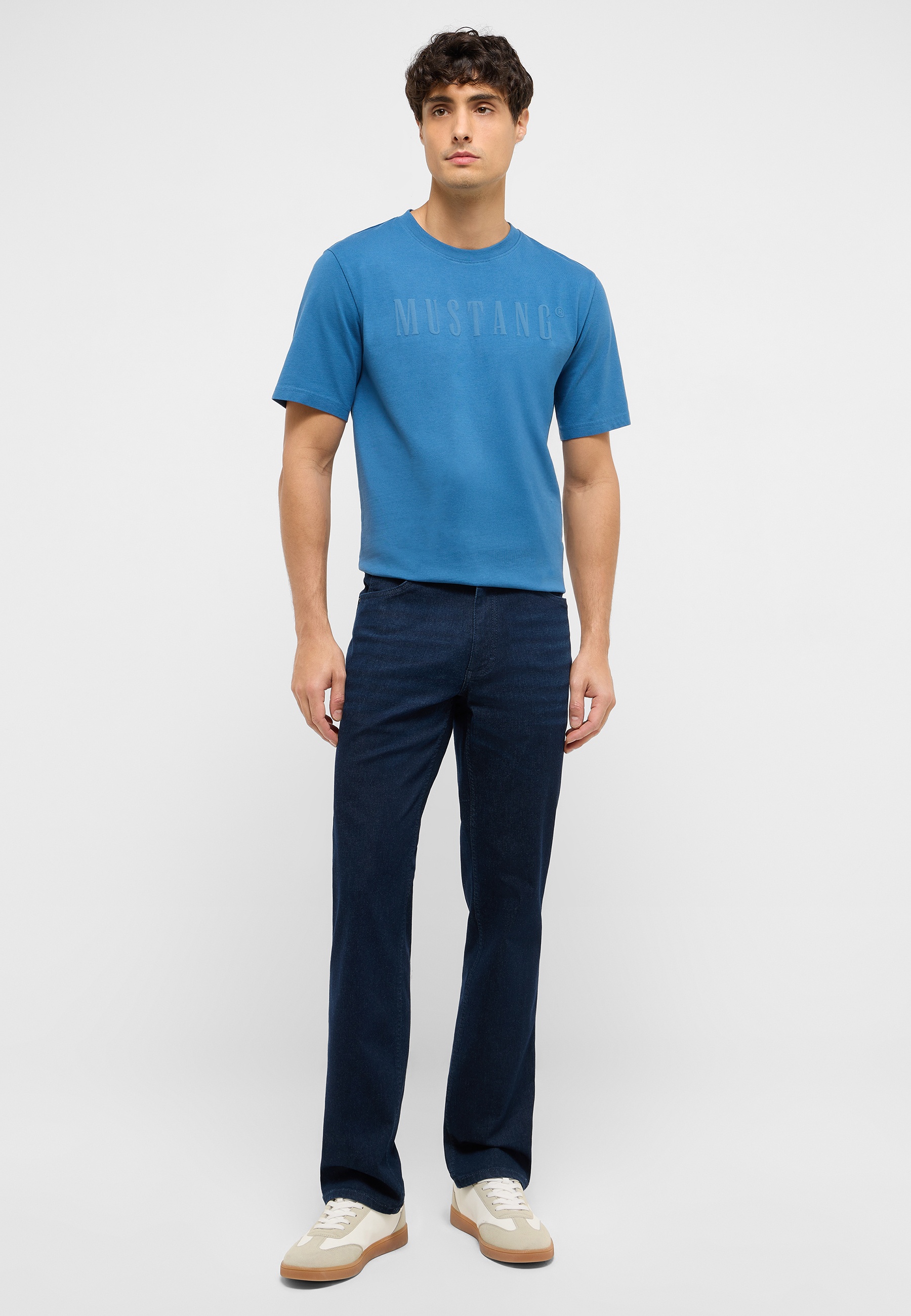 Bekleidung, Hosen, T-shirt, Person, Stehend