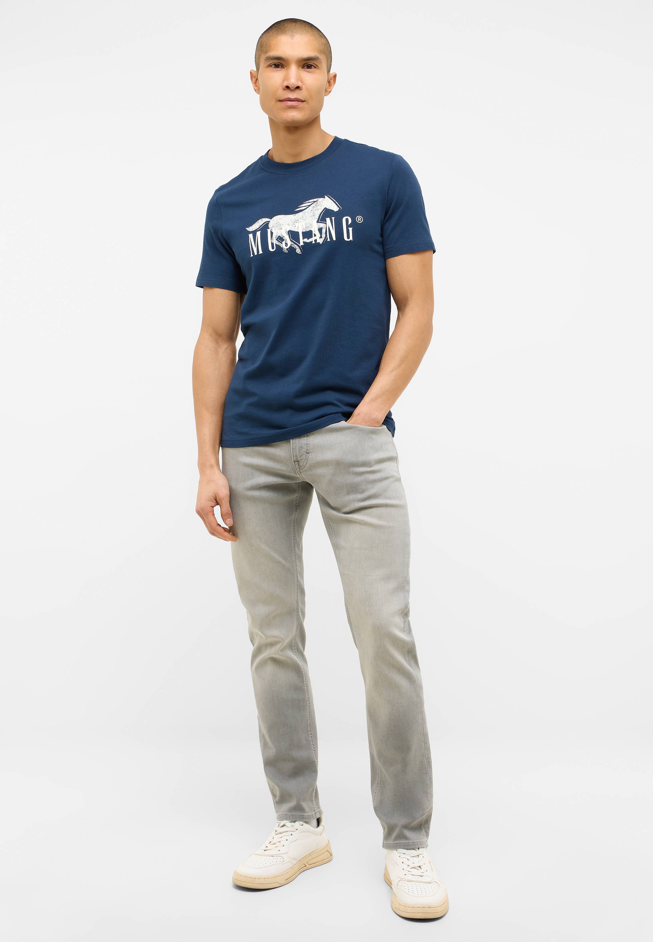 T-shirt, Person, Stehend, Hosen, Hemd