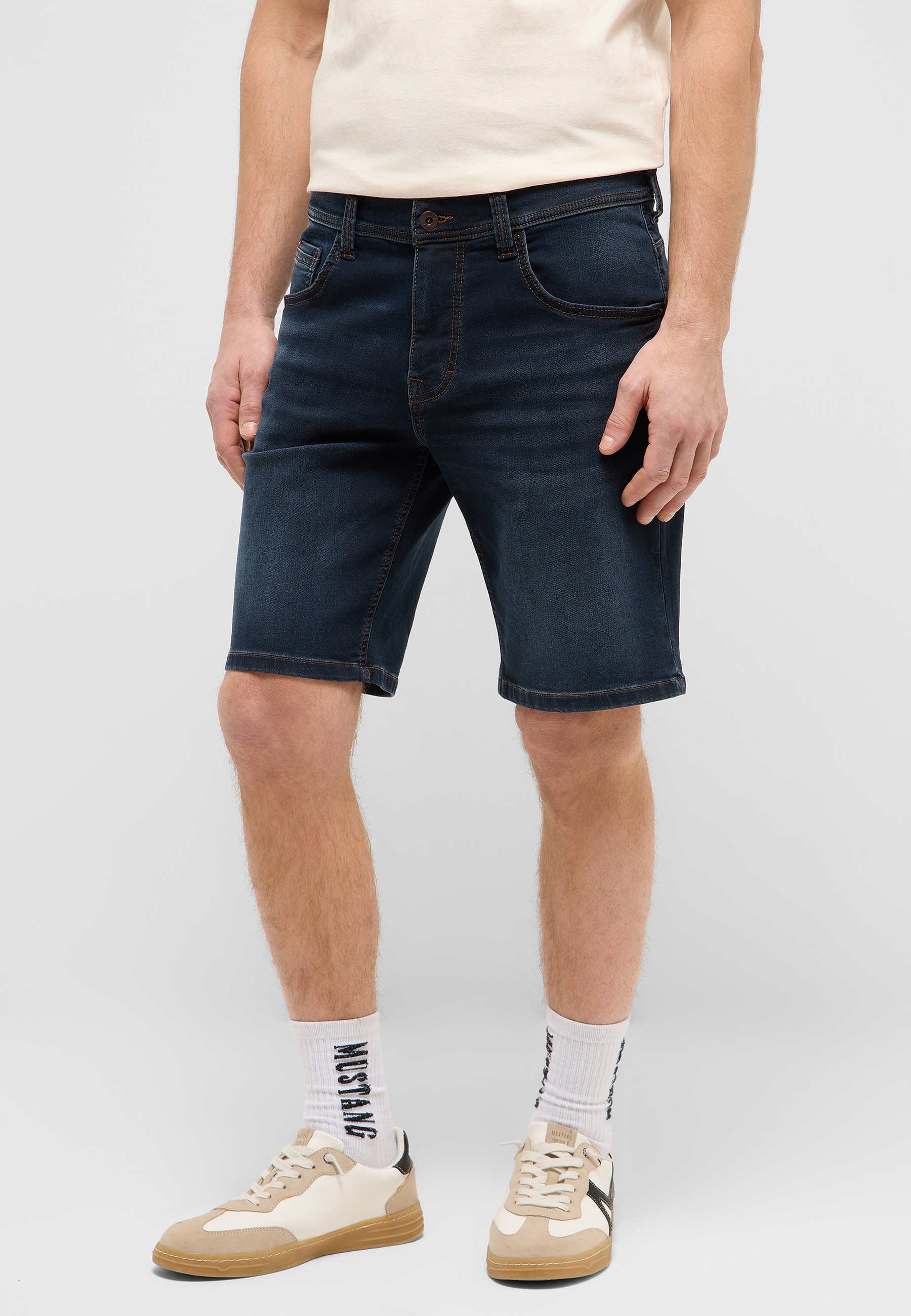 Denimshorts, Jeanshorts, Dunkelwaschung, Knielange, Alltagslook