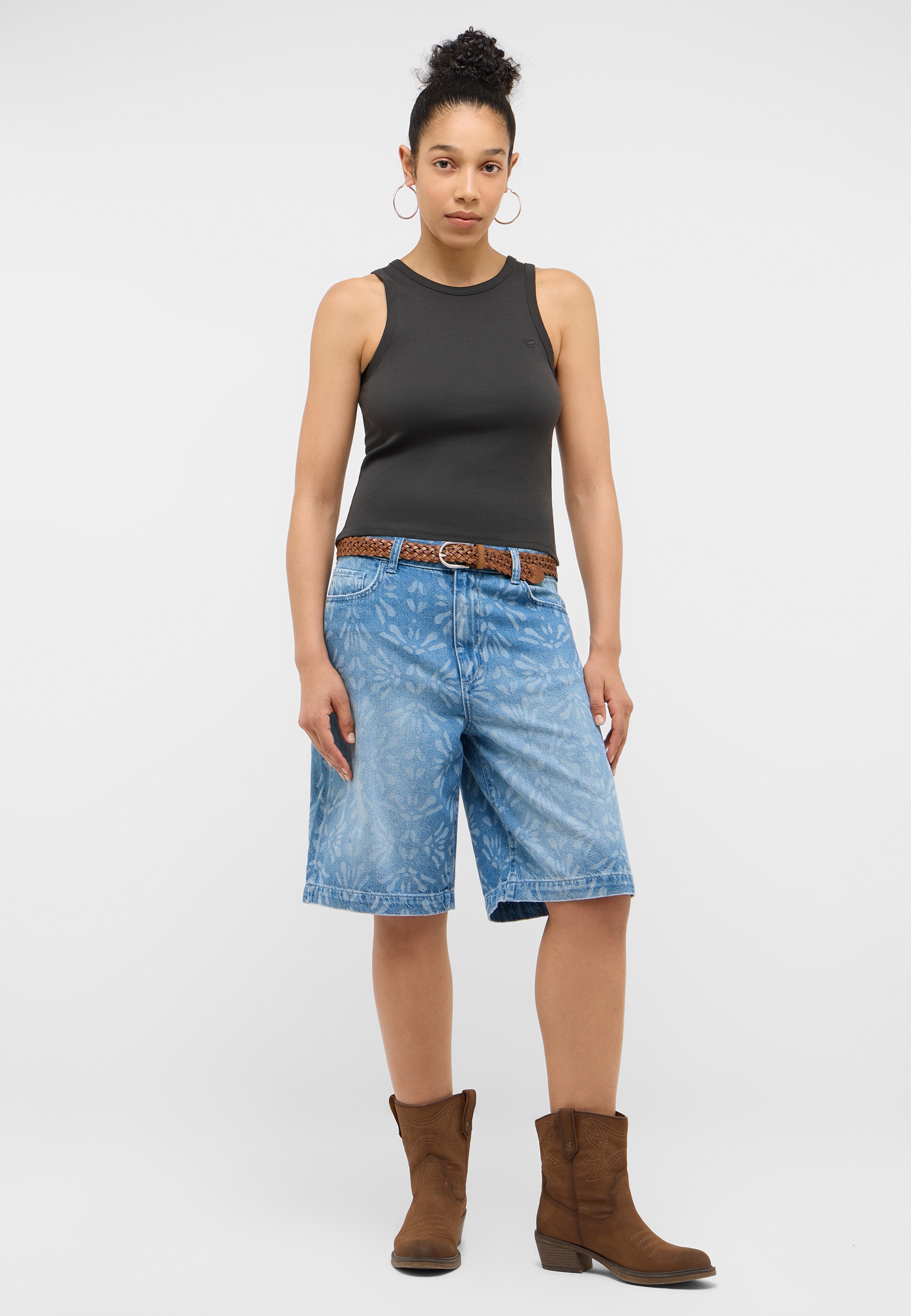 Tanktop, Schwarz, Jeansshorts, Gürtel, Stiefeletten