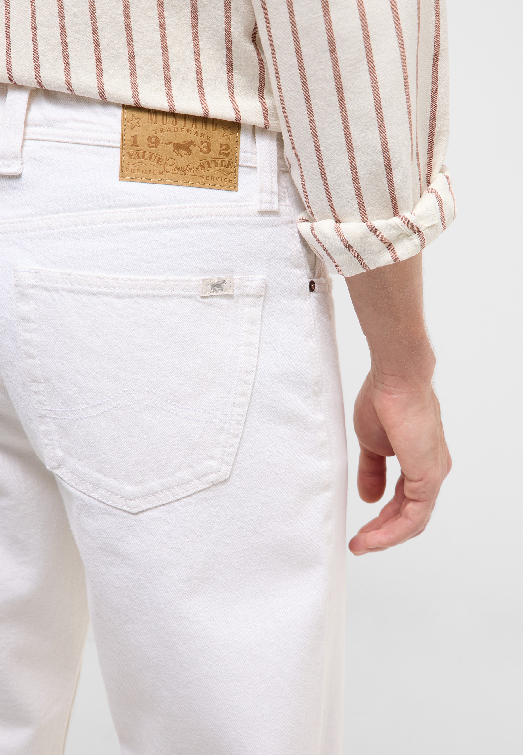 weiße jeans, hintertasche, lederpatch, gestreiftes hemm, gürtelöse