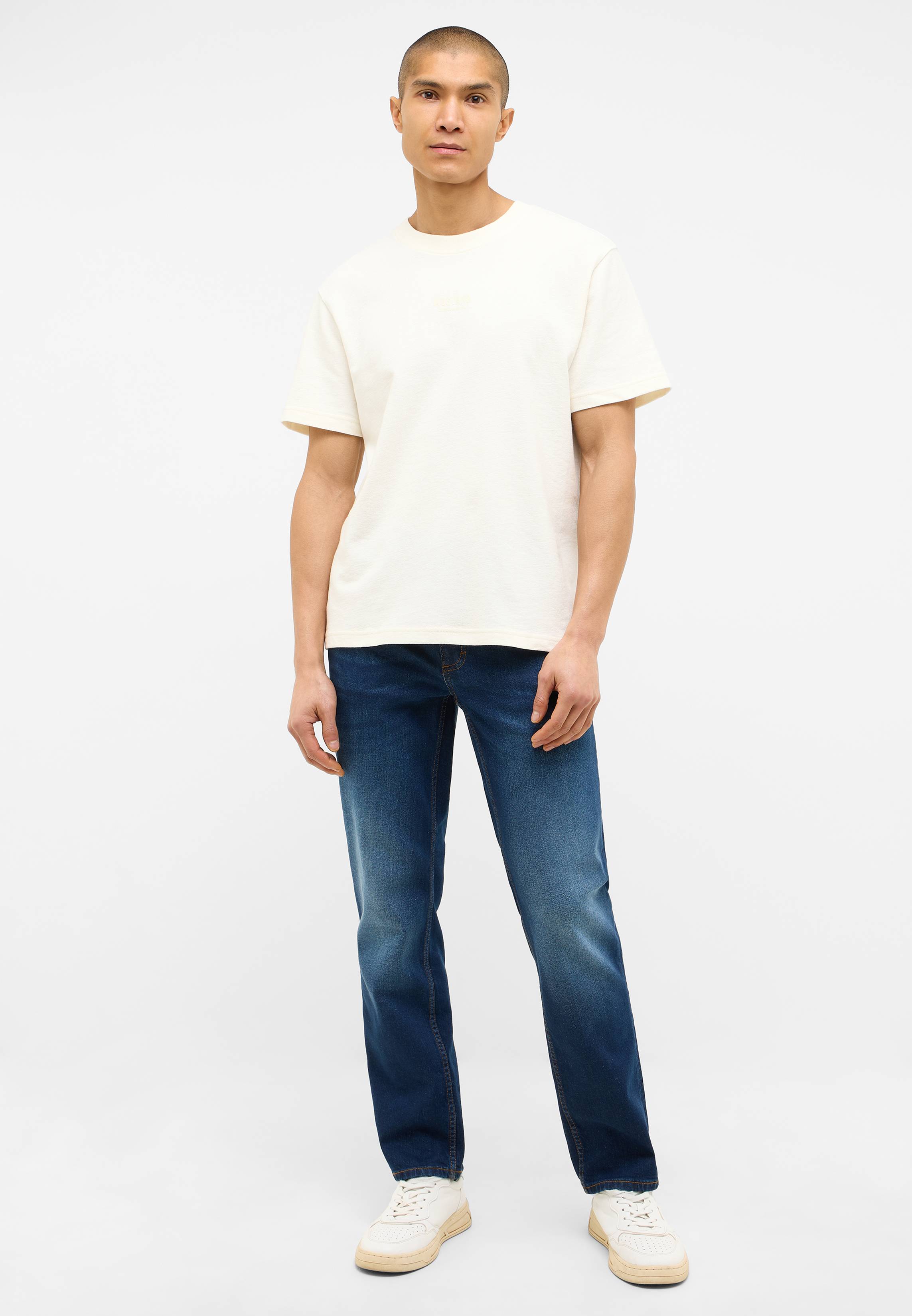 Bekleidung, T-shirt, Hosen, Person, Stehend