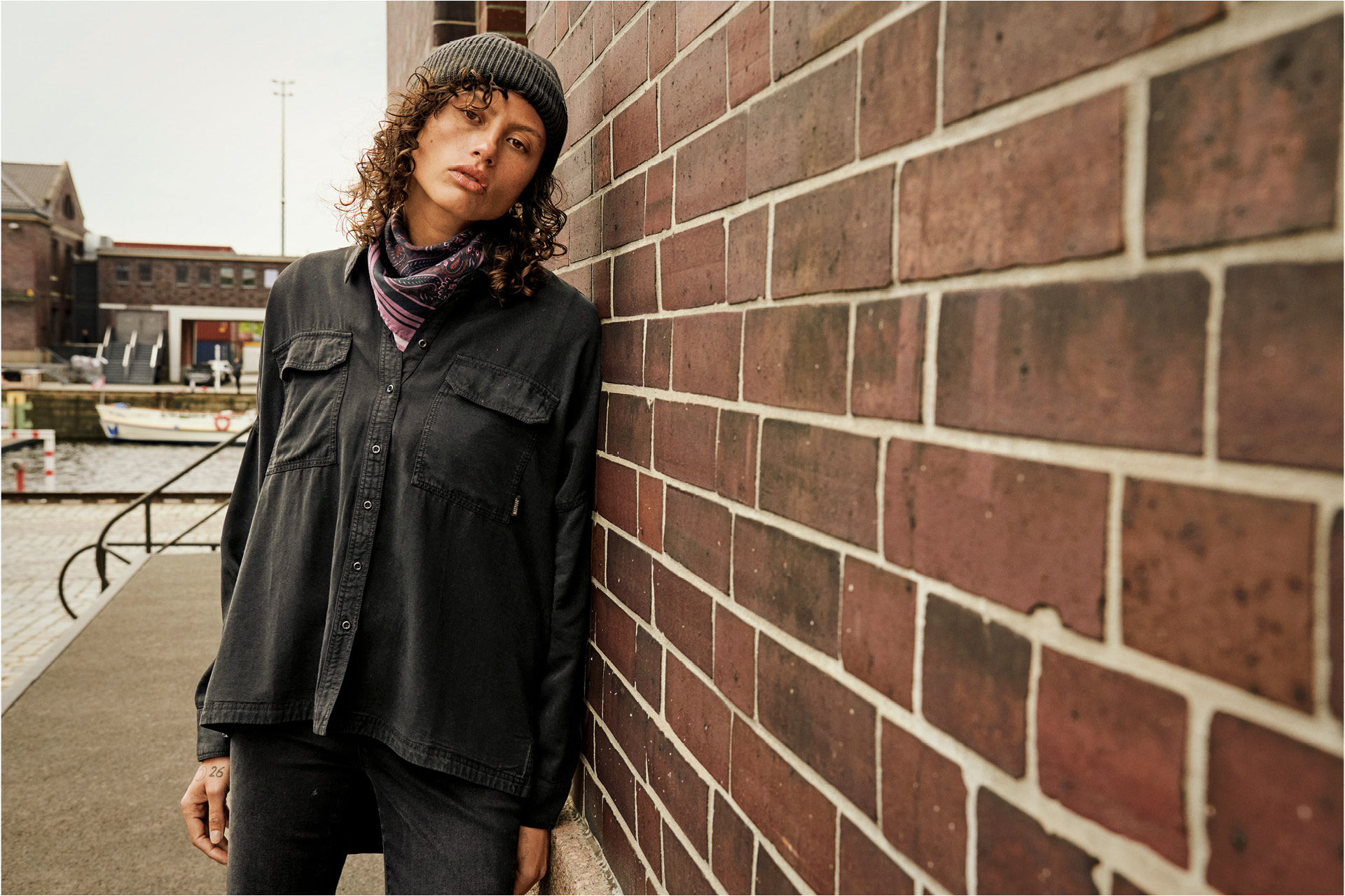 Mantel, Jacke, Backstein, Mütze, Hosen