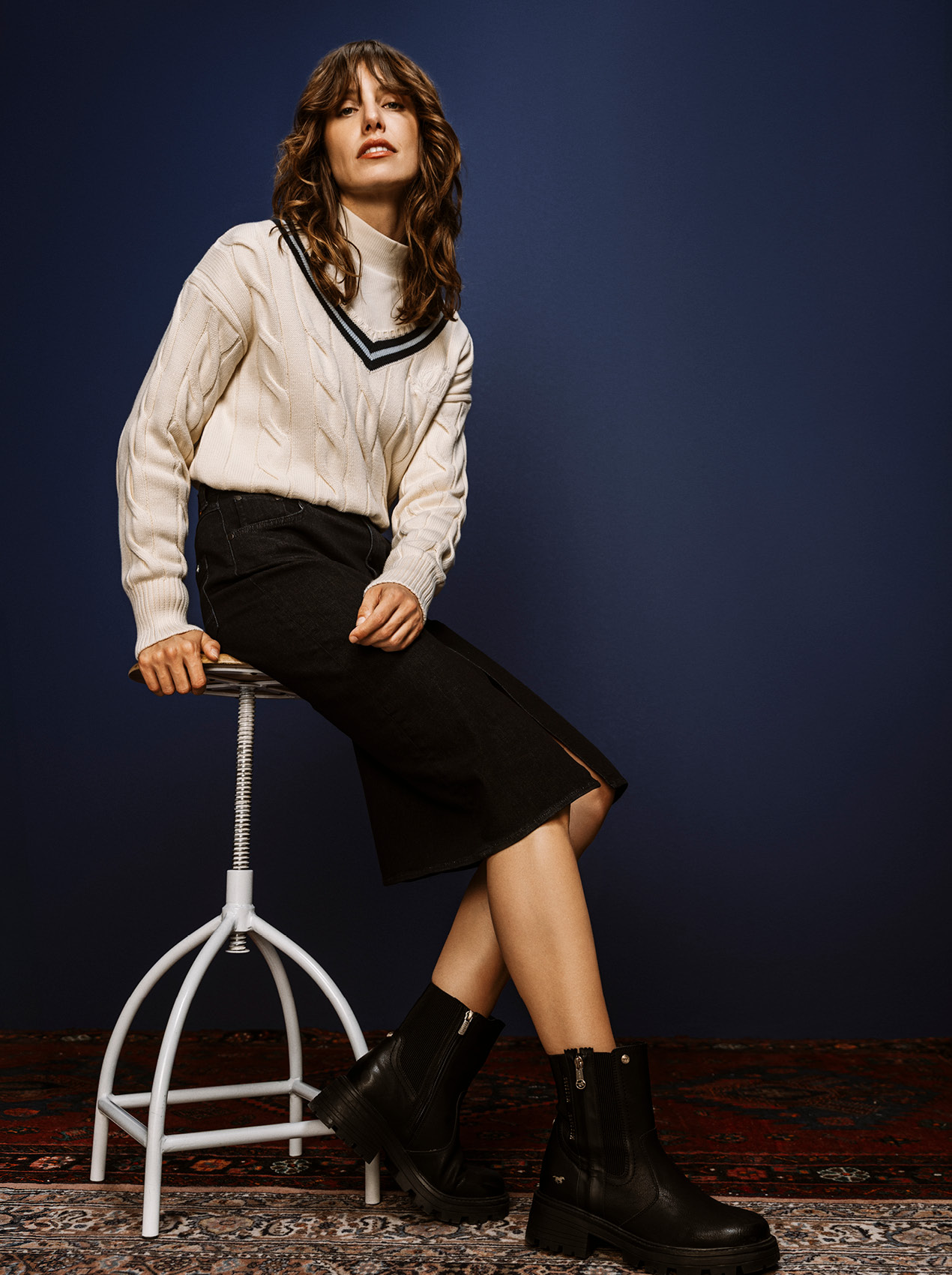 Kragenloser Pullover, Kabelstrick, weißer Pullover, schwarzer Midirock, Stiefeletten