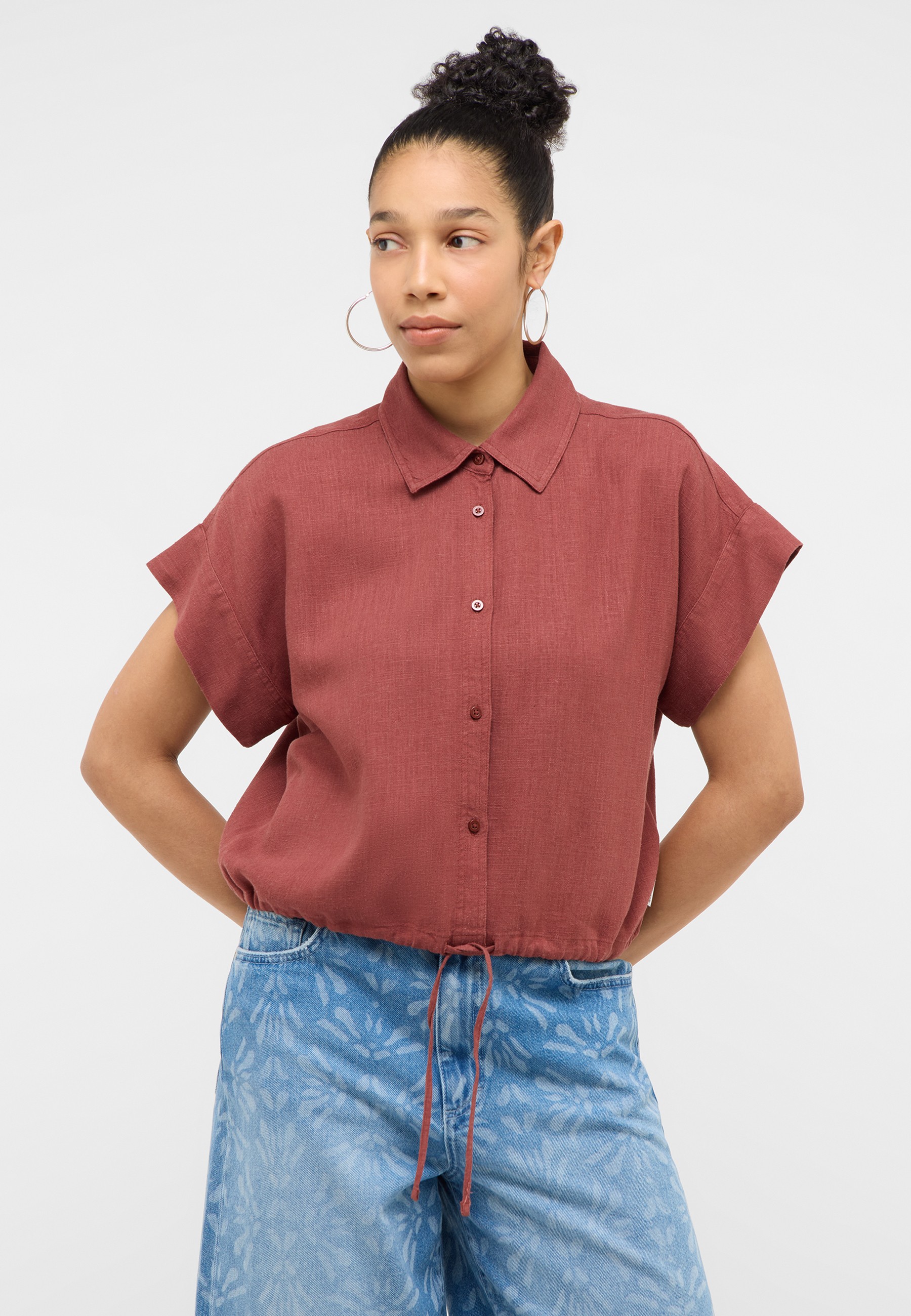 Kurzarmhemd, Kragen, Rotes Hemd, Kordelsaum, Jeansshorts? (not visible)