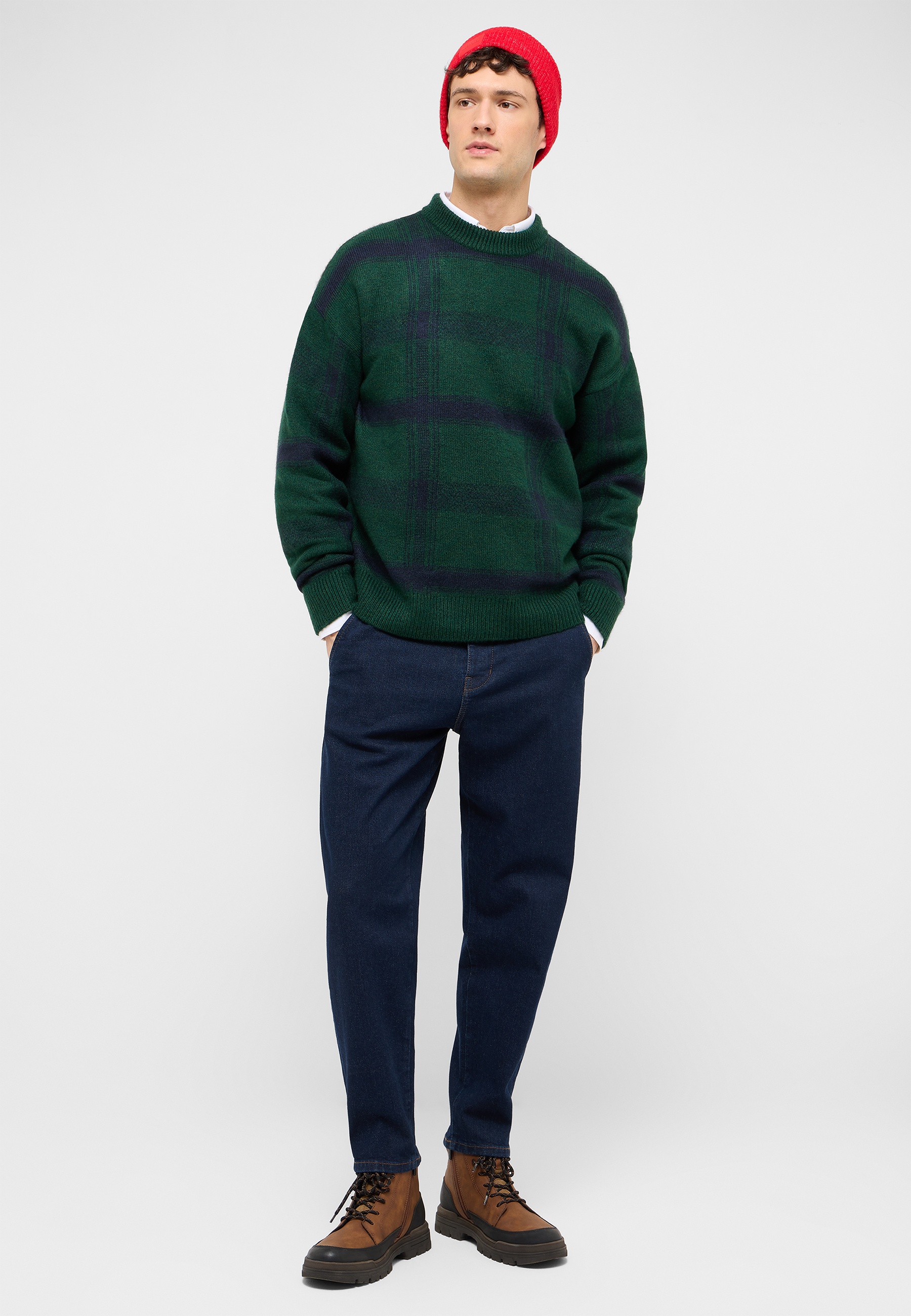 dunkelgrünes Sweatshirt, Karierter Mustern, Rundhalsausschnitt, Blau Jeans, braune Stiefel