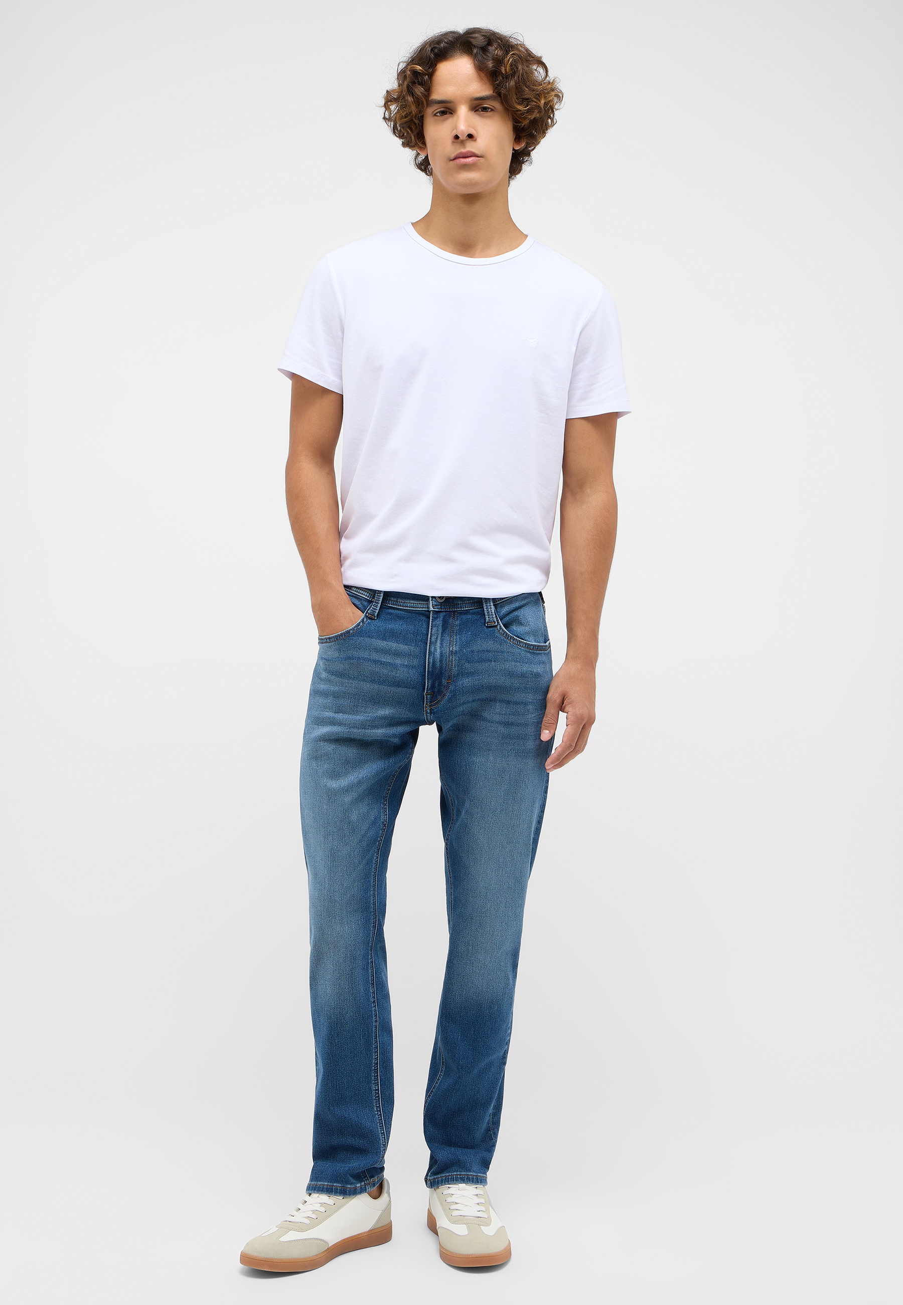 Hosen, T-shirt, Jeans, Person, Stehend