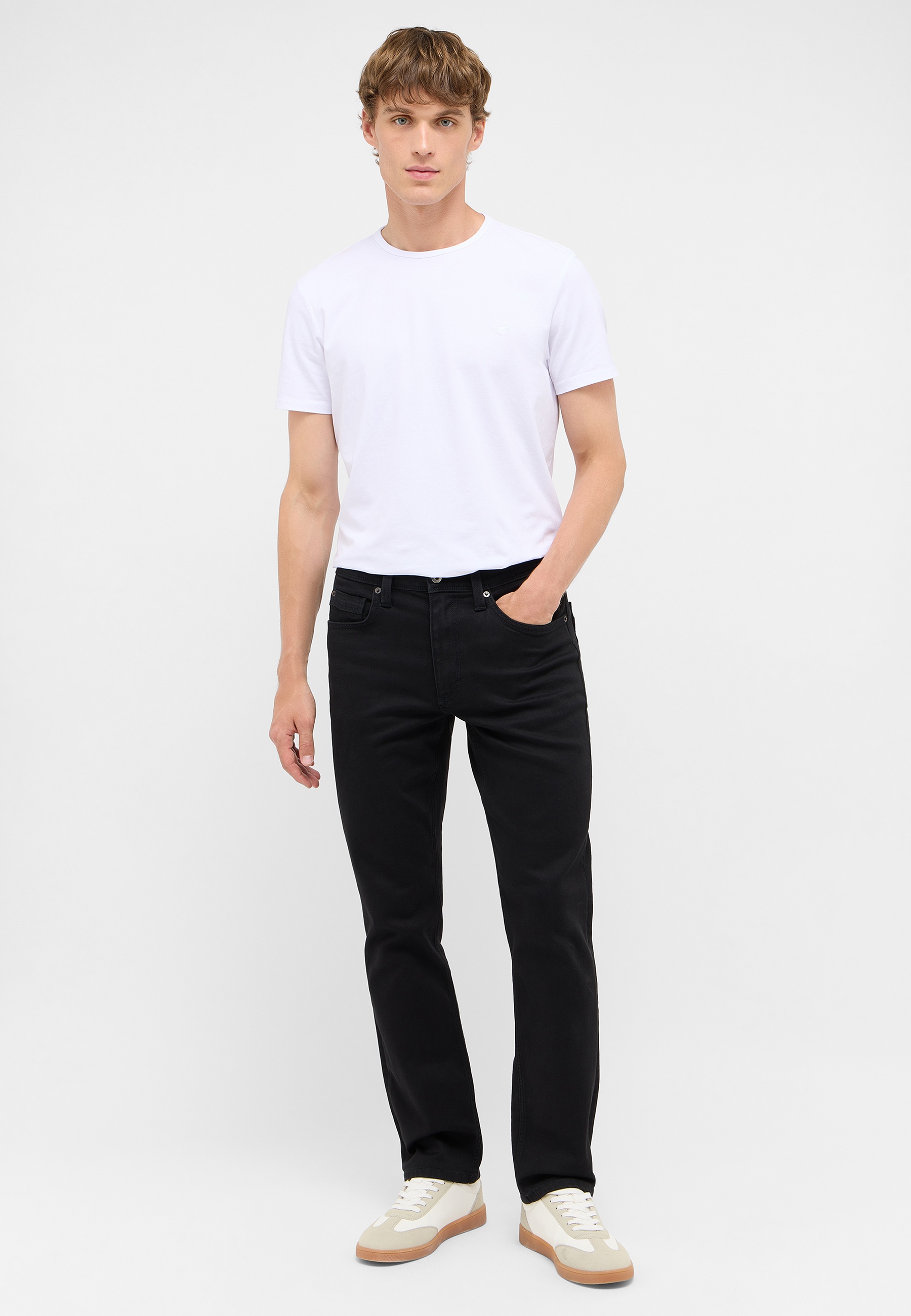 Bekleidung, Hosen, T-shirt, Person, Stehend