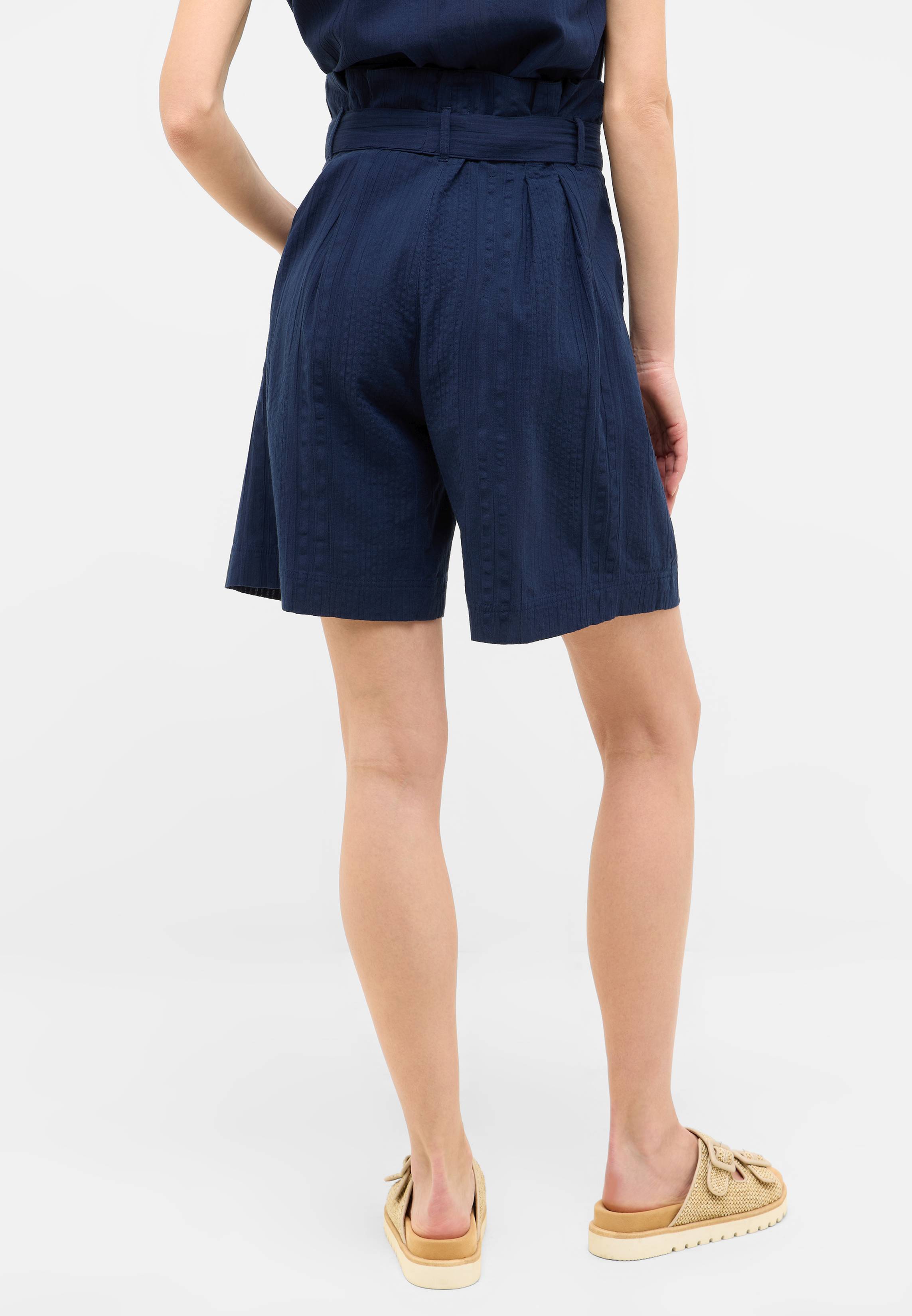 Bekleidung, Kurze Hosen, Schuhwerk, Sandale, Person