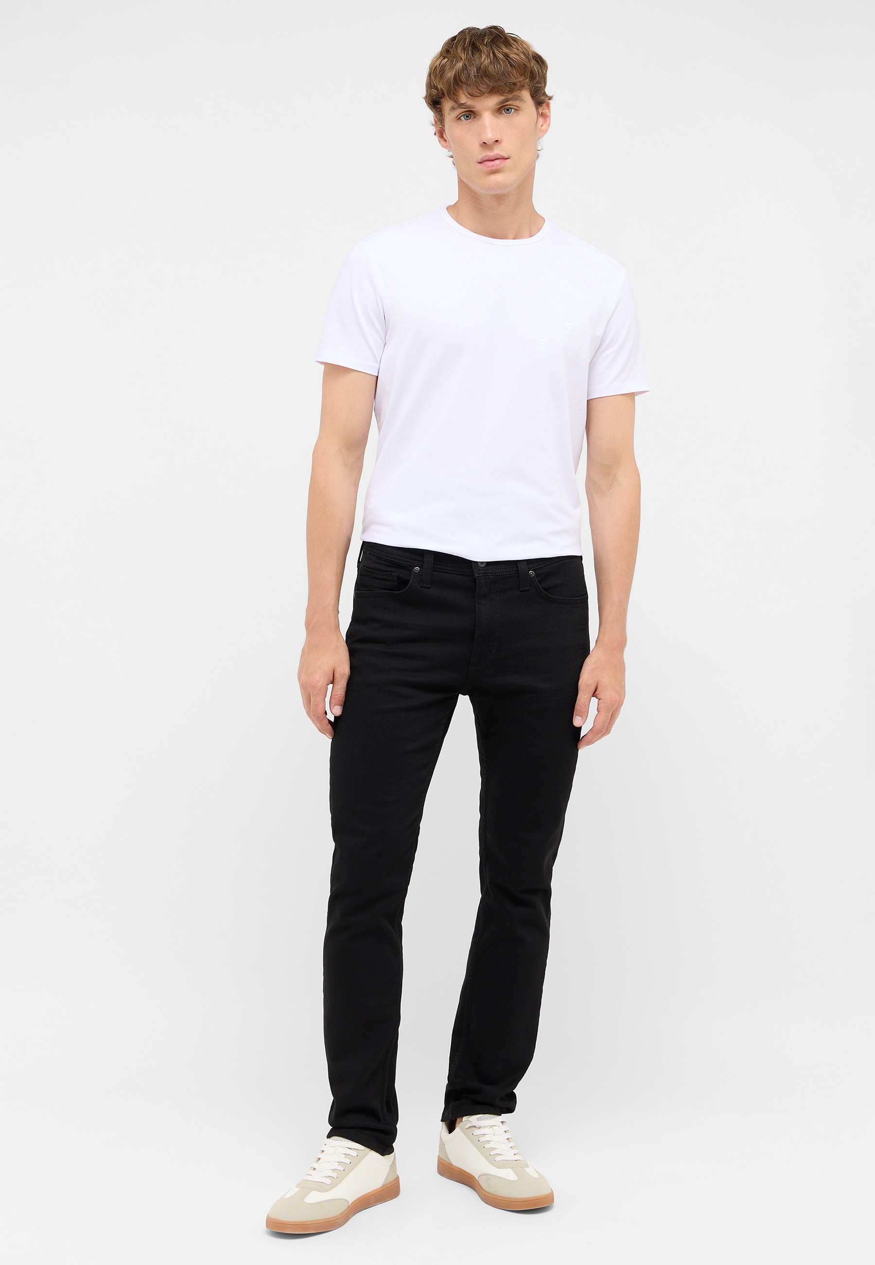 T-Shirt, Weiße T-Shirt, Kurzarm, Schwarze Jeans, Sneaker