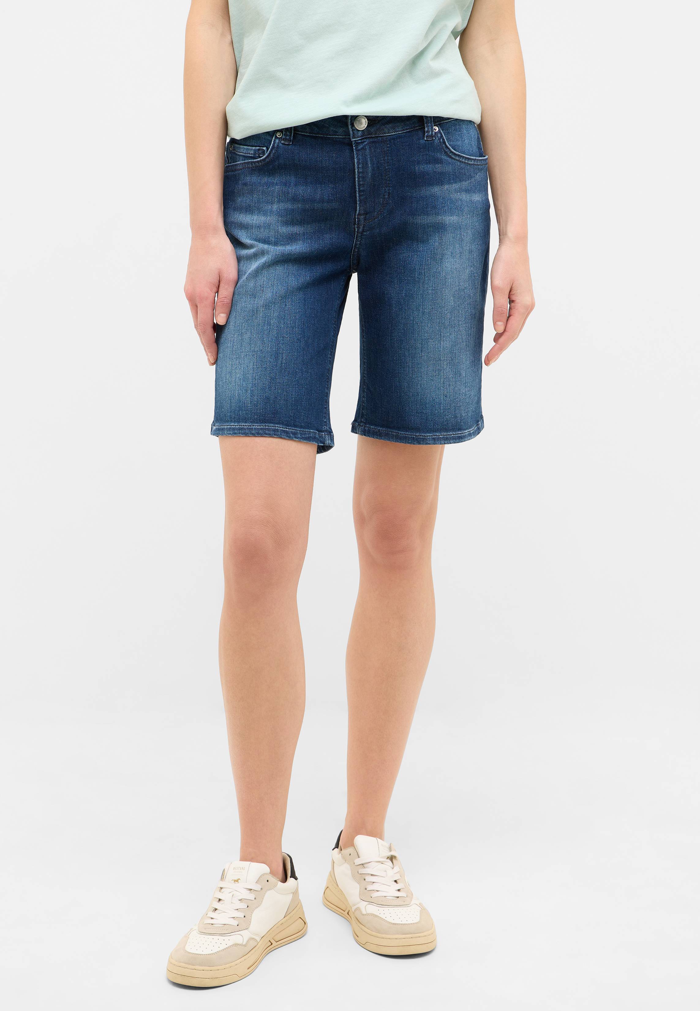 Bekleidung, Kurze Hosen, Person, Schuh, Sneaker