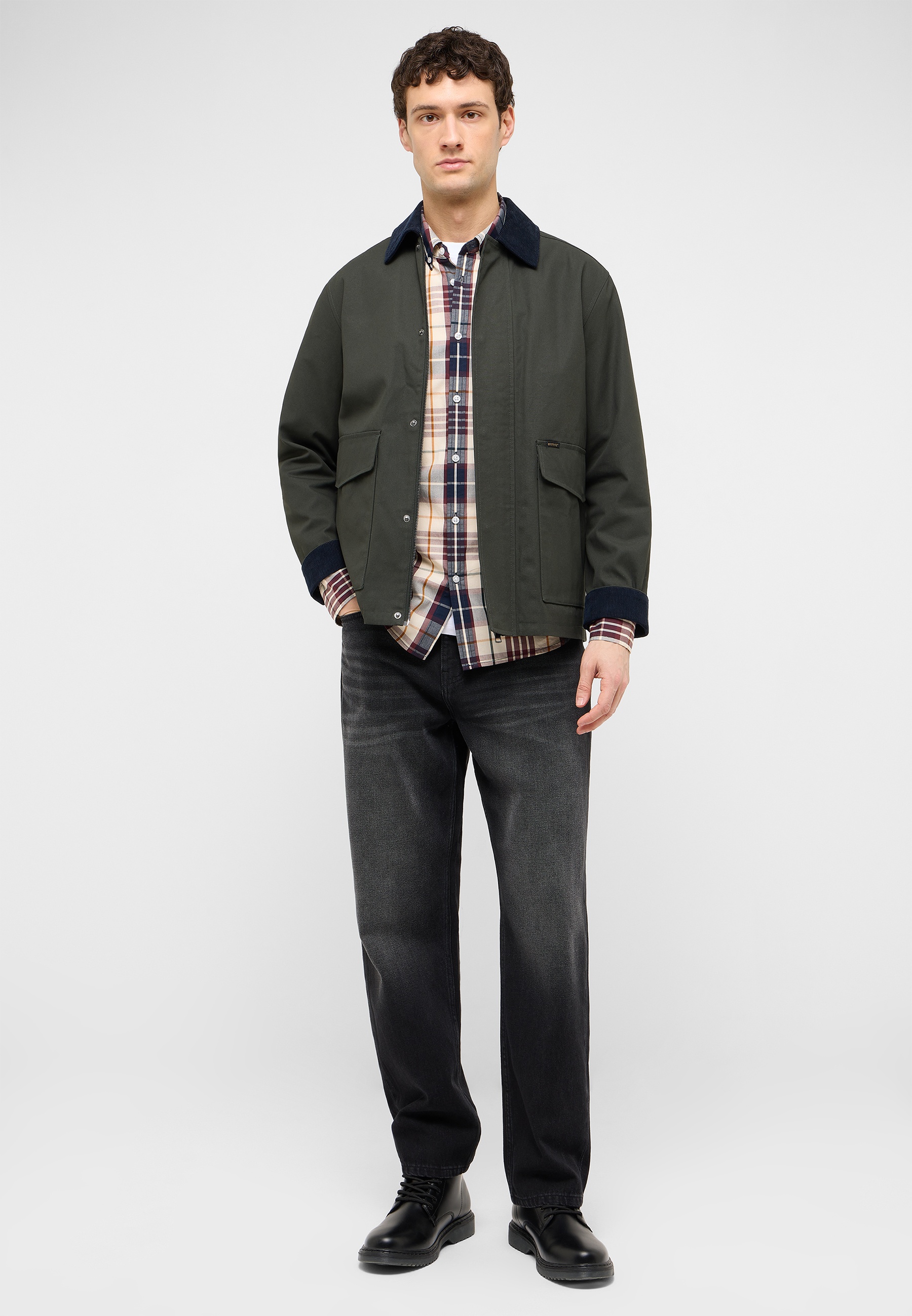 jacke, olivgrün, flanellhemd, jeans, lederstiefel