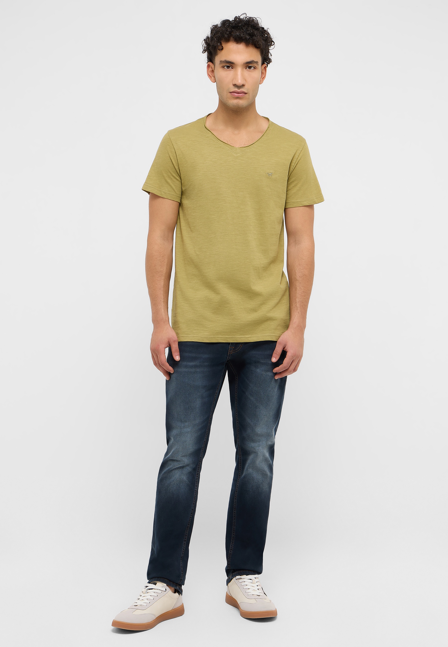 T-shirt, Jeans, Hosen, Person, Schuh