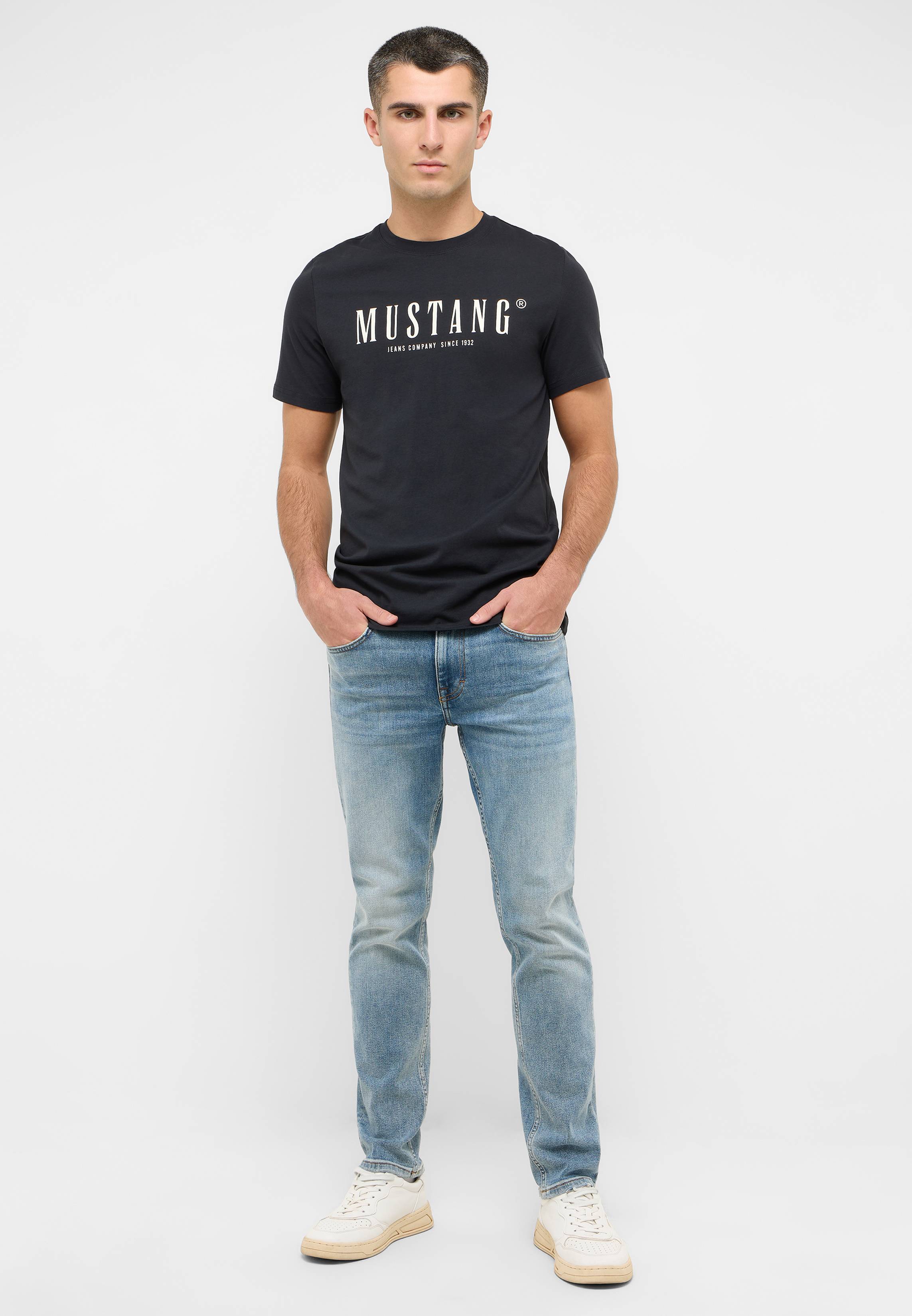 T-shirt, Hosen, Person, Stehend, Jeanshose