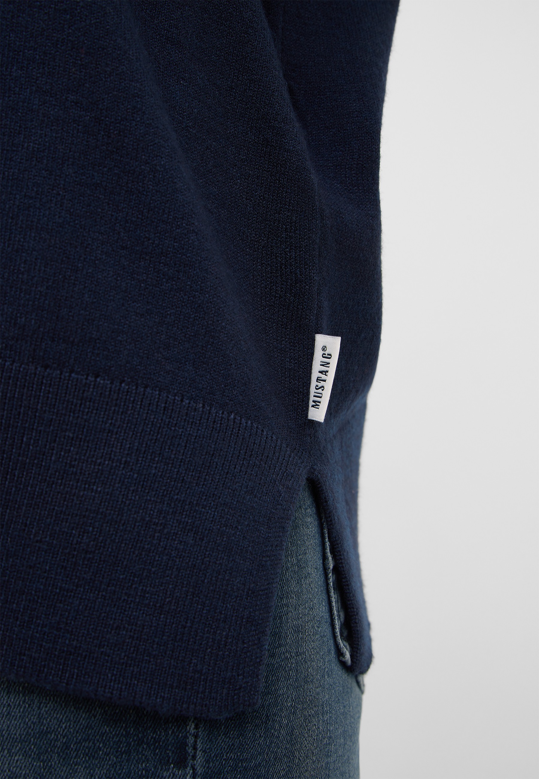 navy sweater, knit fabric, side slit, label tag, Mustang? label